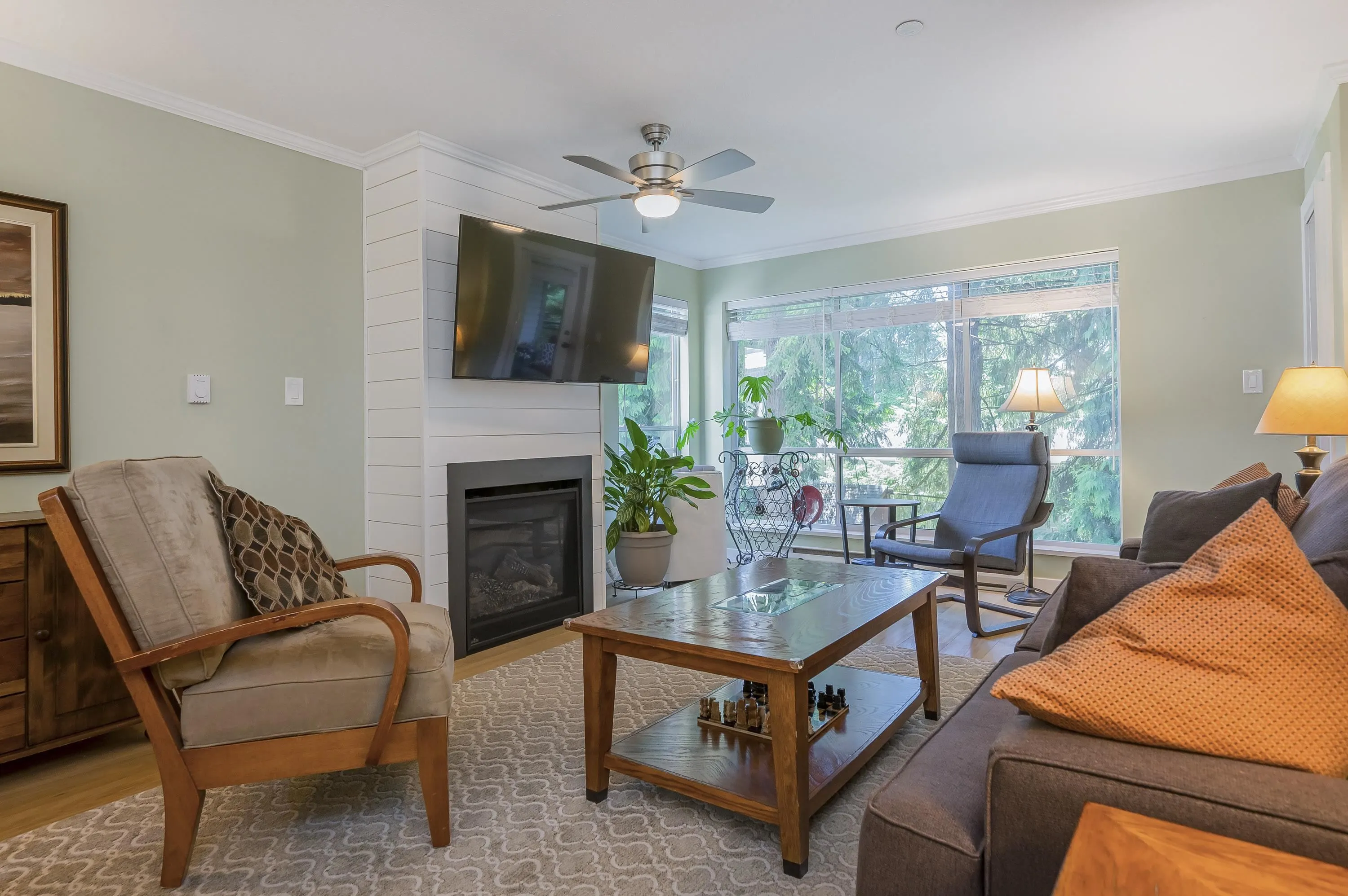 210 33280 E Bourquin Crescent