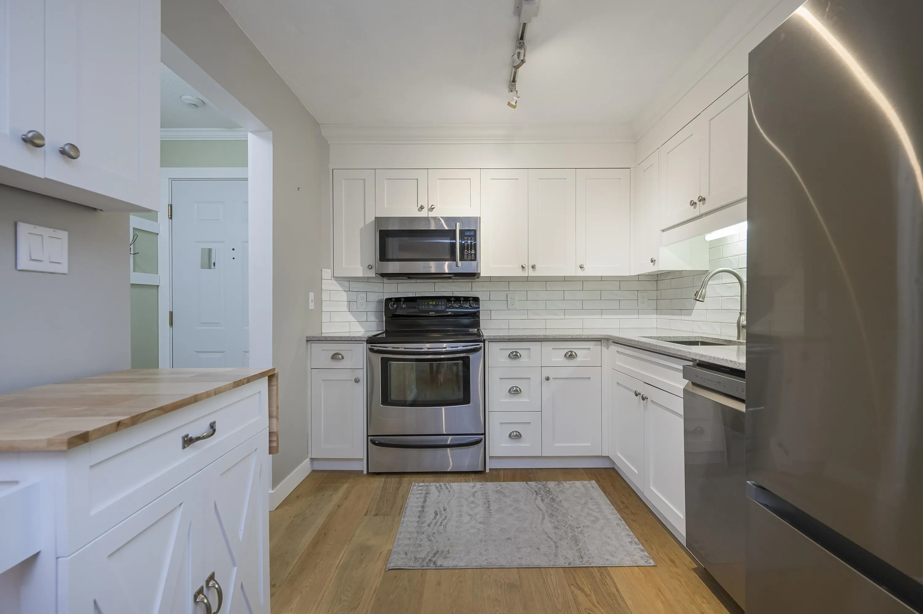 210 33280 E Bourquin Crescent