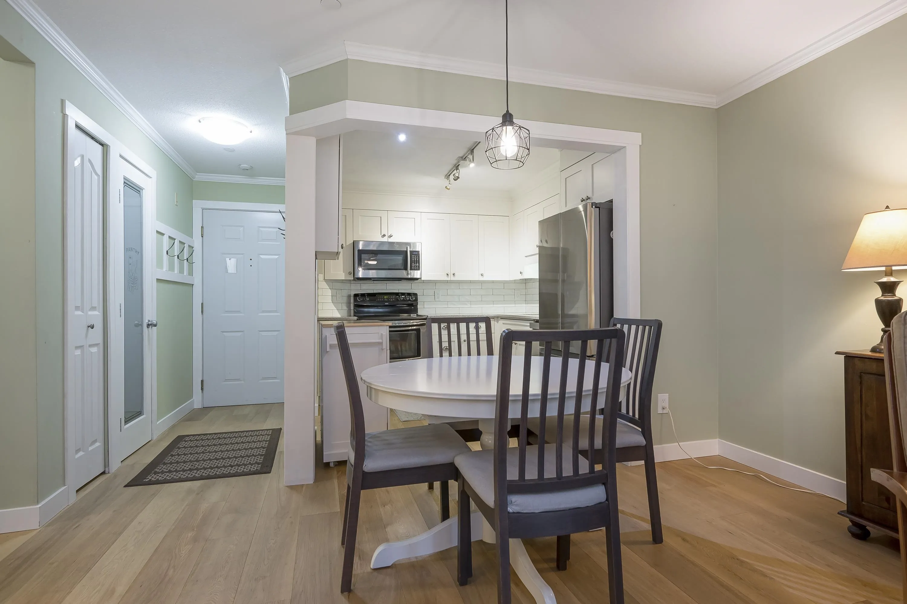 210 33280 E Bourquin Crescent