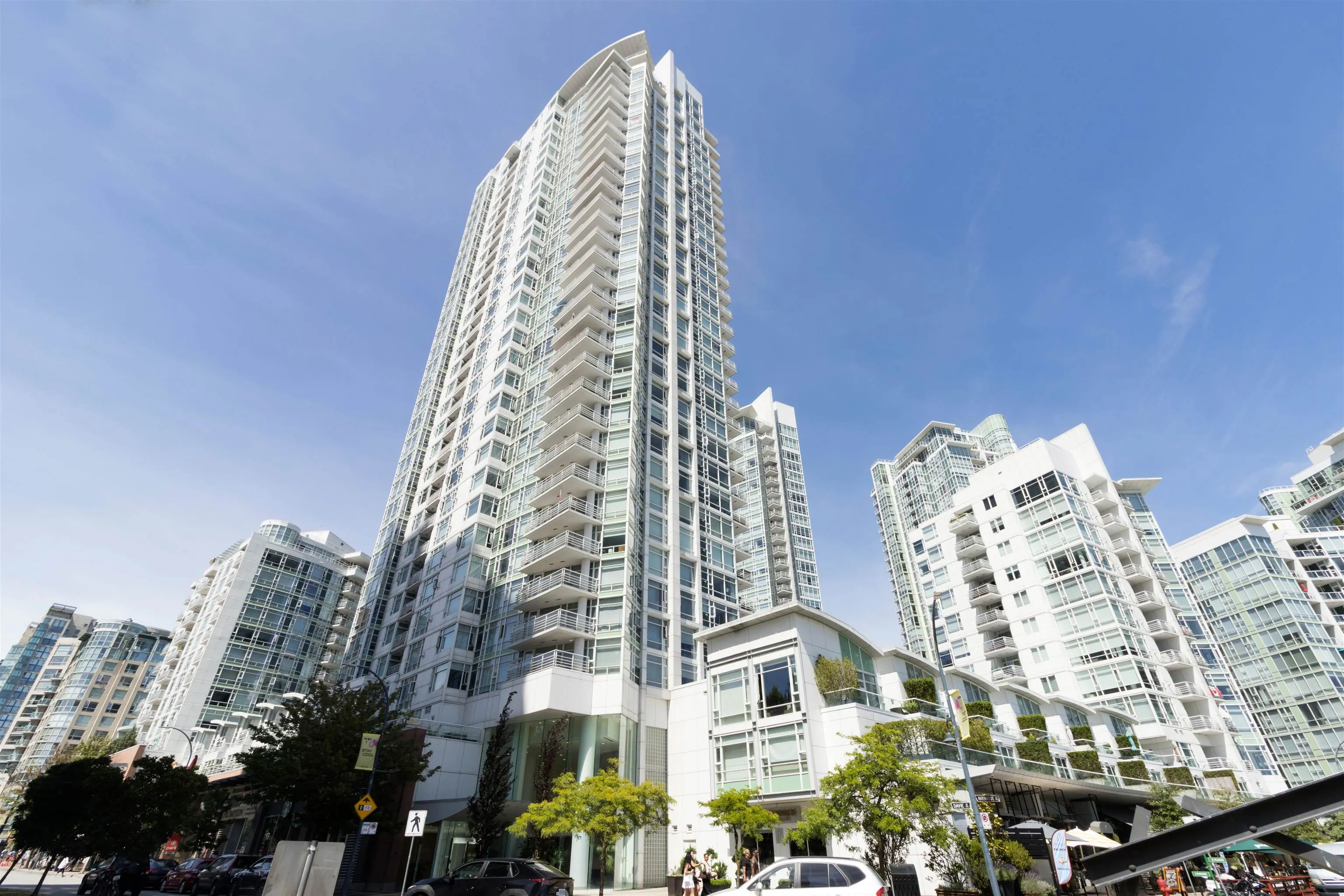 1702 1199 Marinaside Crescent