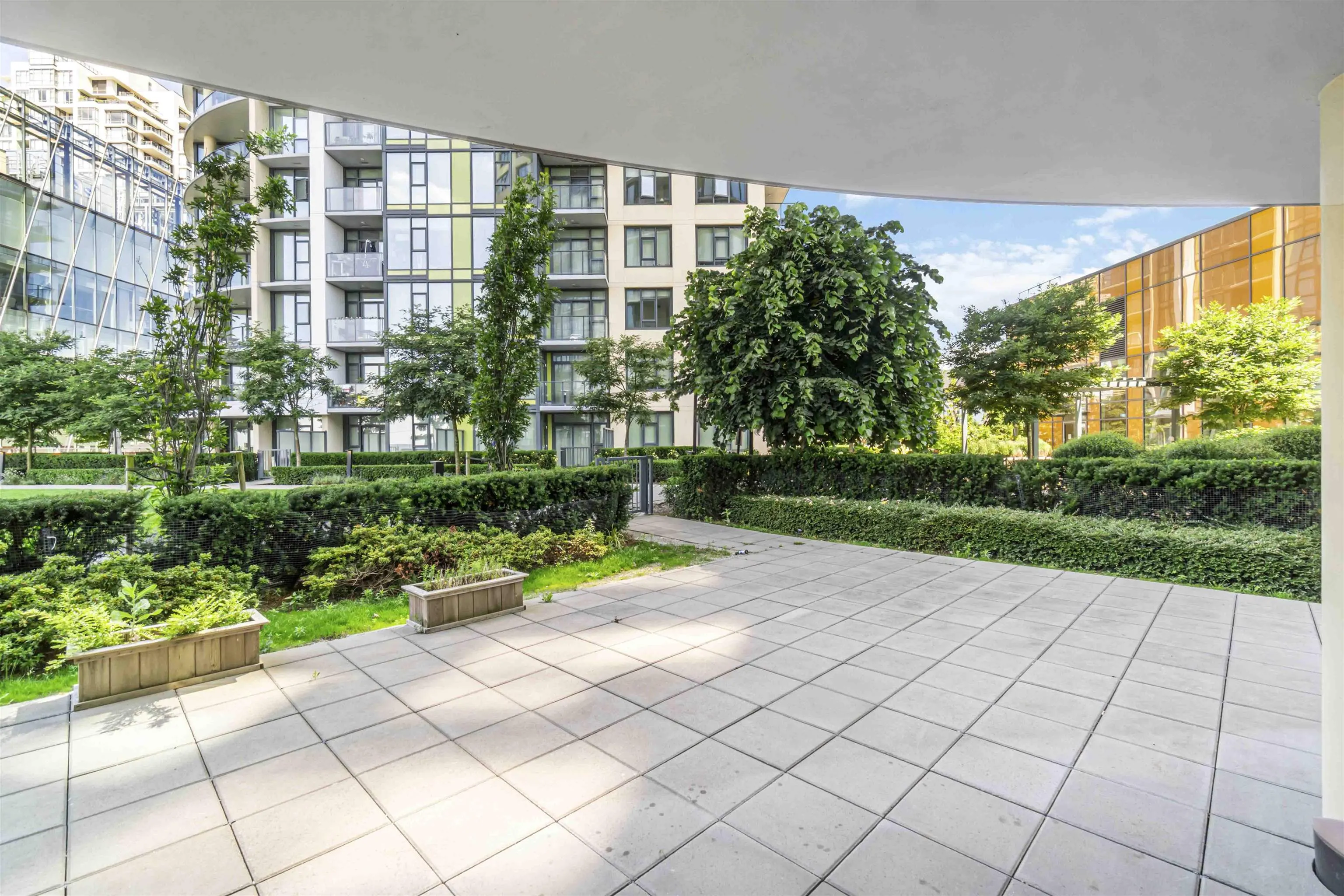 402 7388 Kingsway