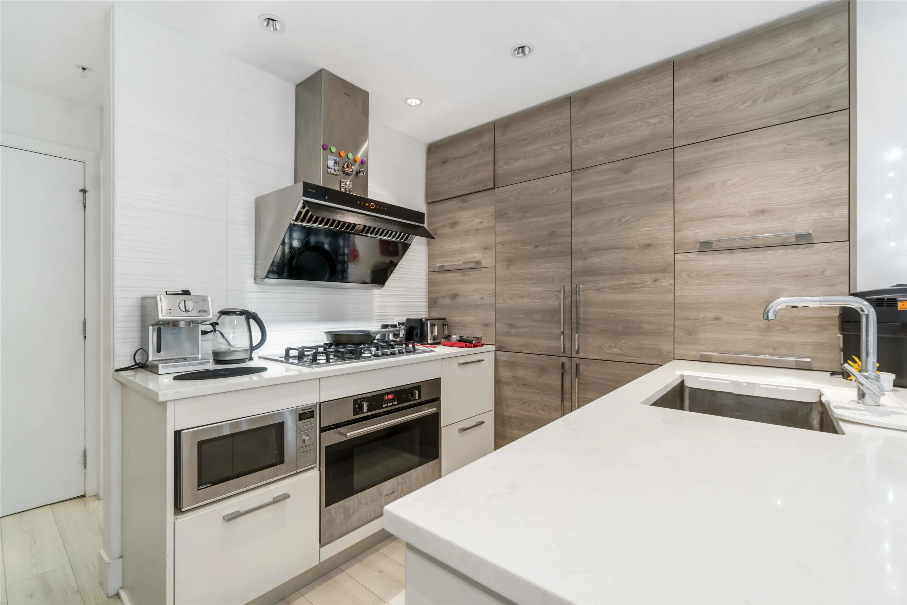 402 7388 Kingsway