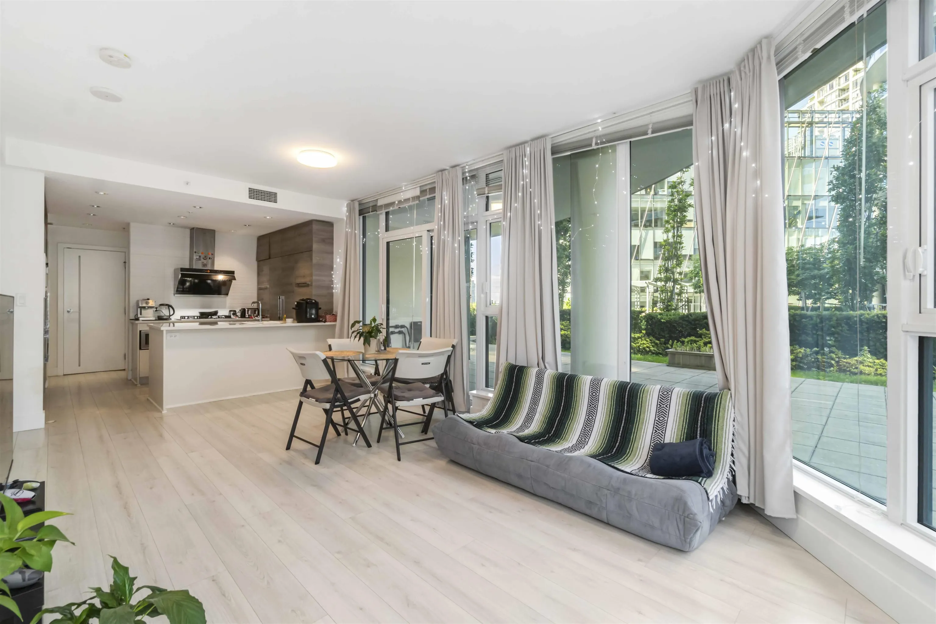 402 7388 Kingsway
