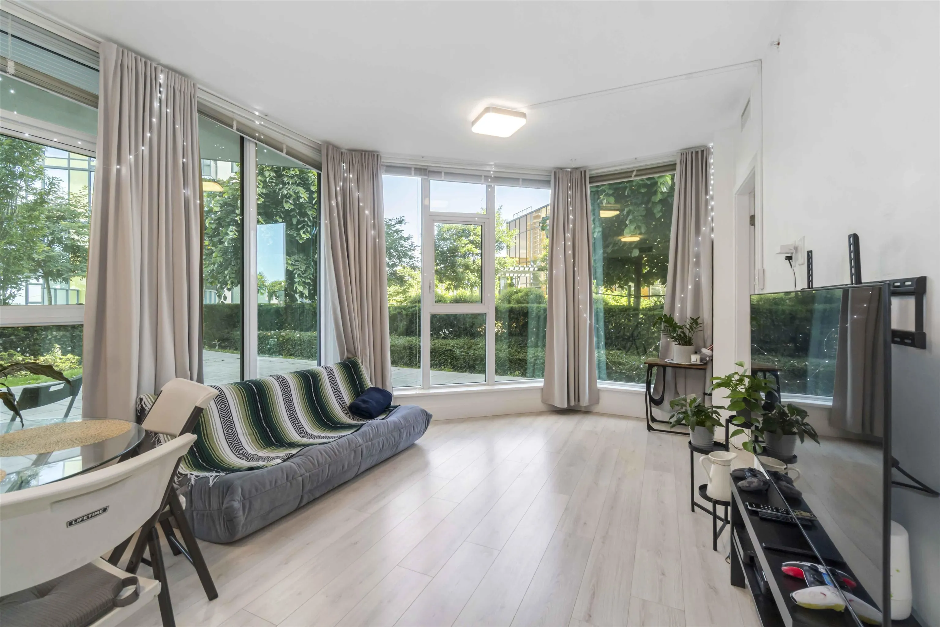 402 7388 Kingsway