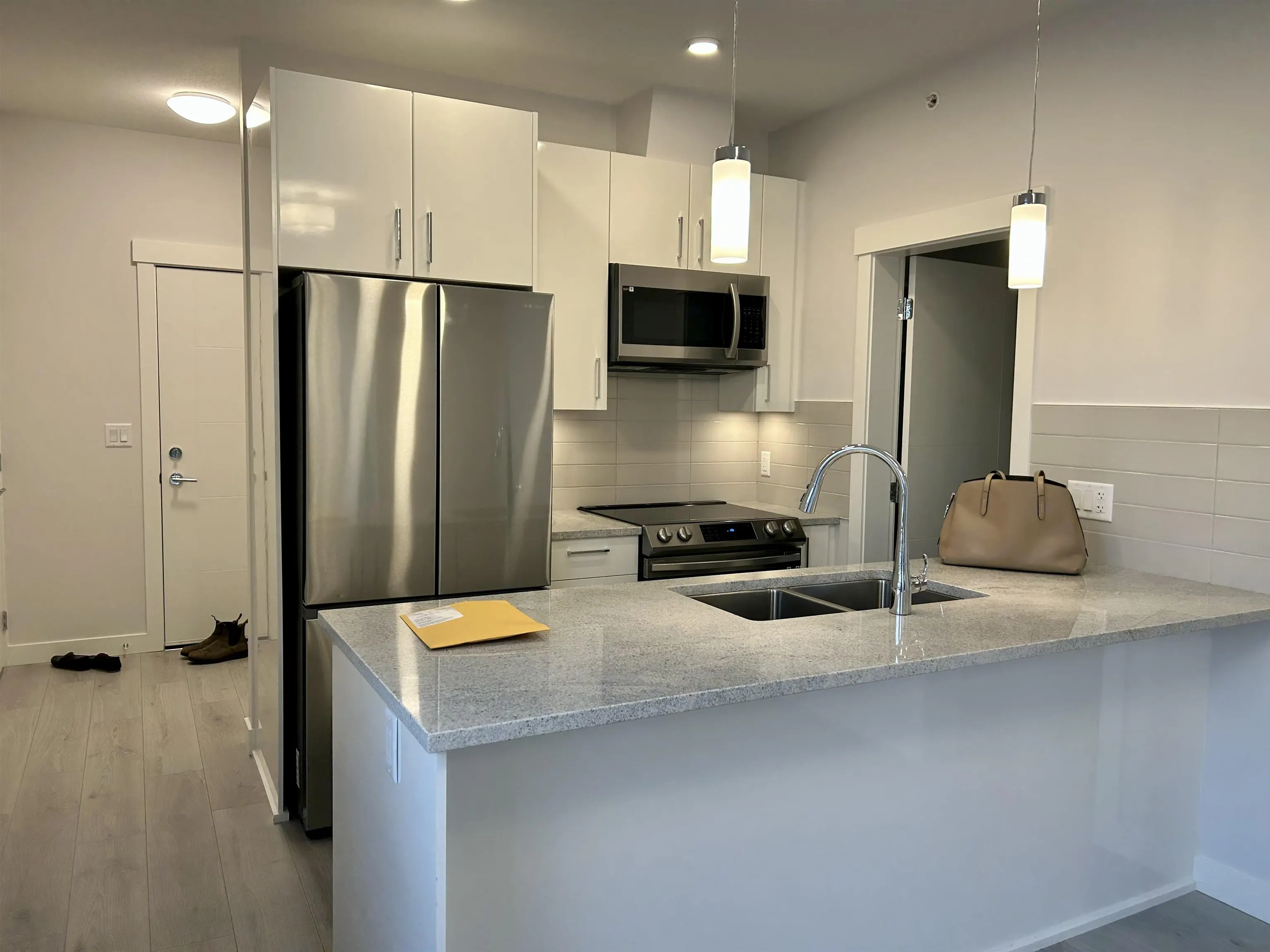 406 32690 14th Avenue