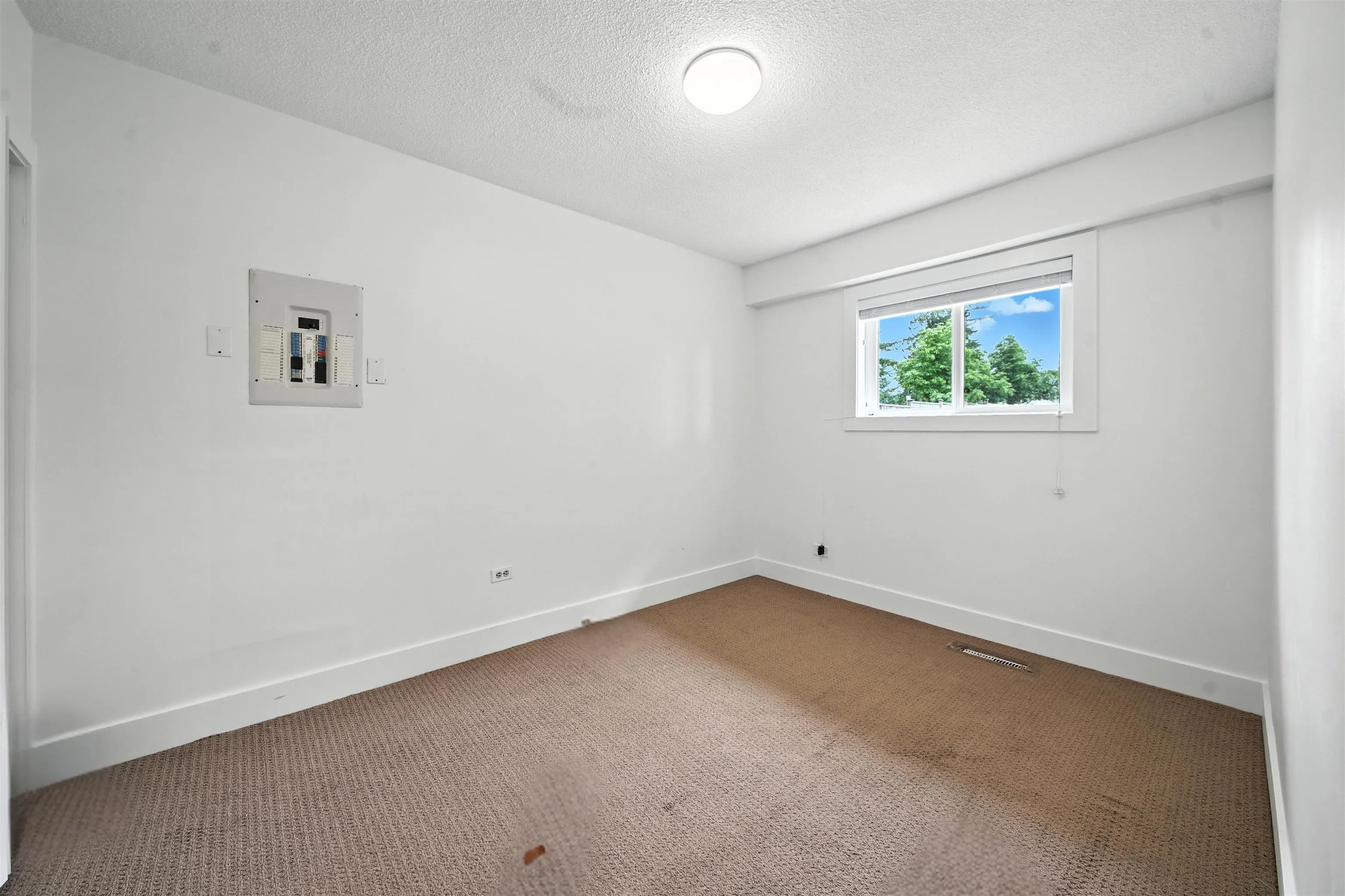 14032 Grosvenor Road