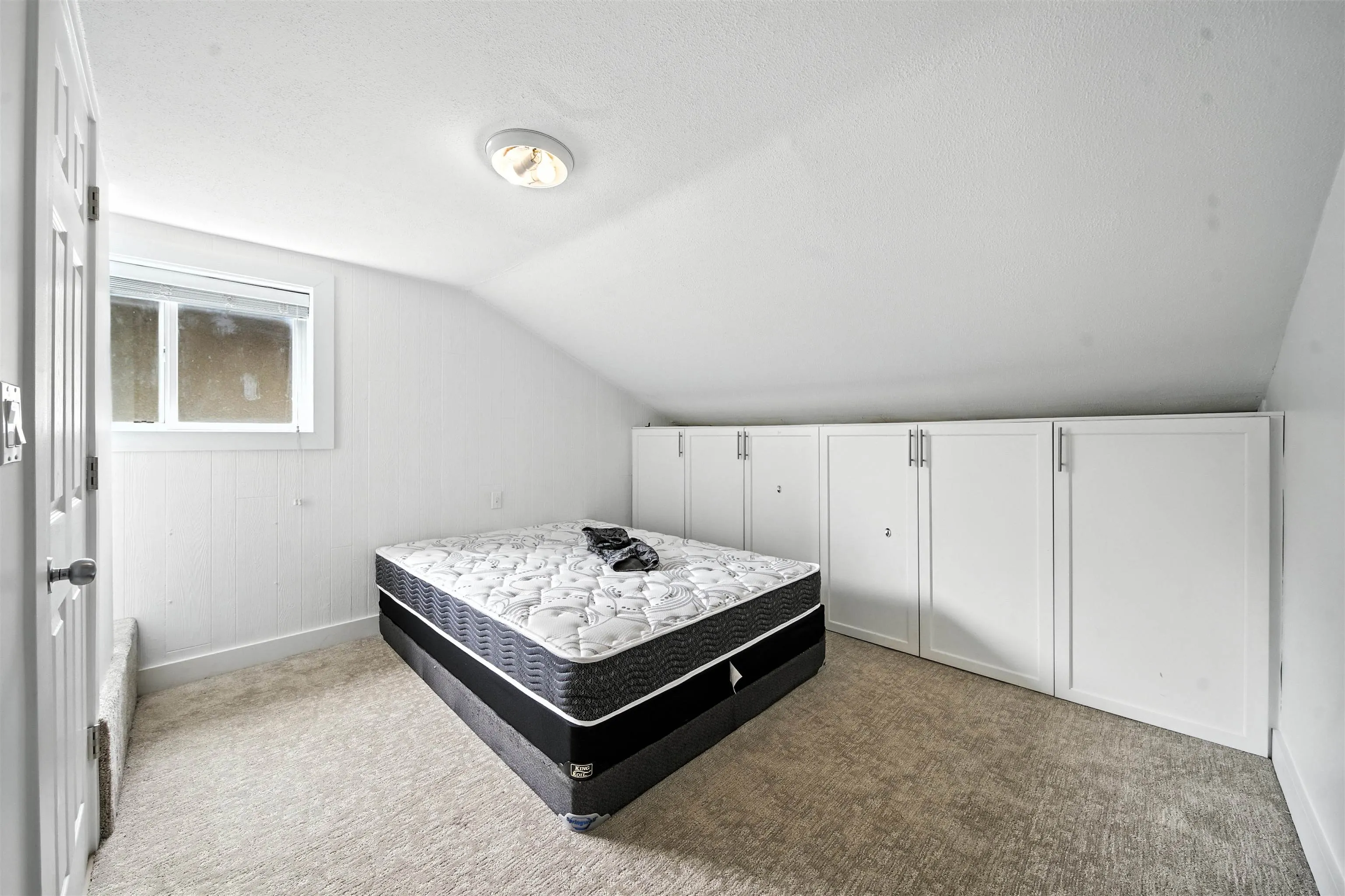 14032 Grosvenor Road