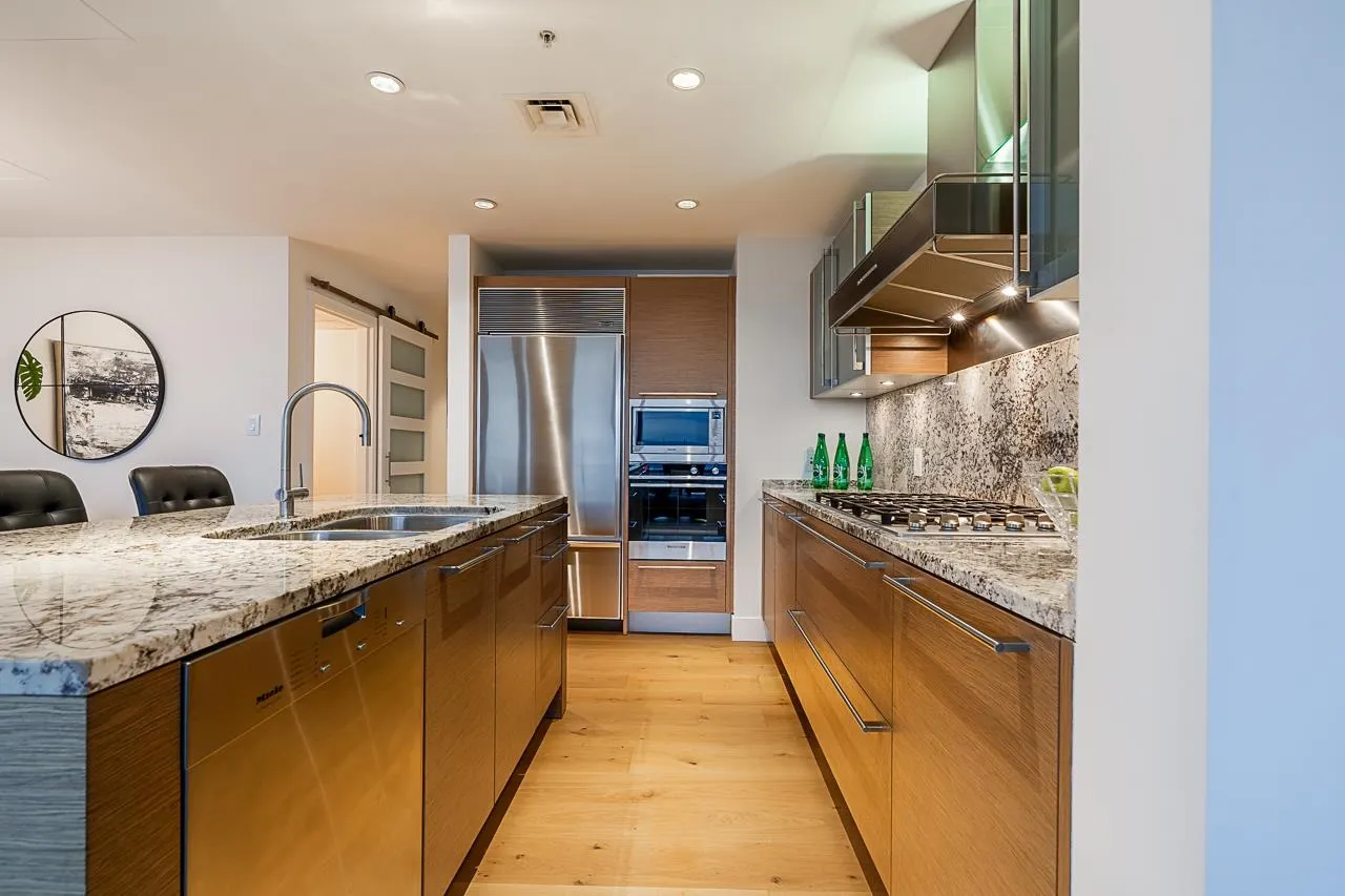 3806 1111 Alberni Street