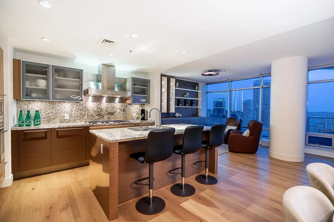 3806 1111 Alberni Street