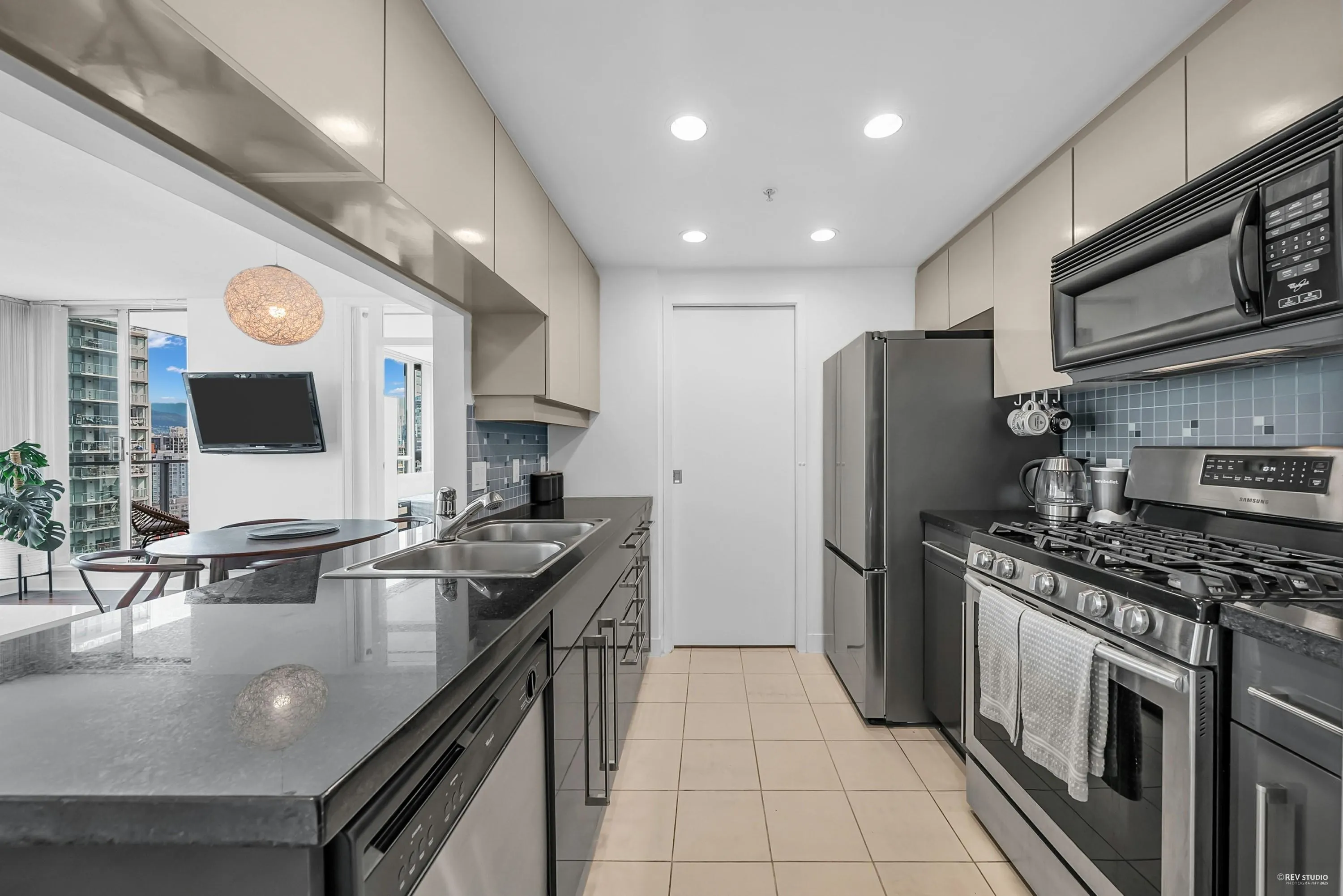 3006 1408 Strathmore Mews