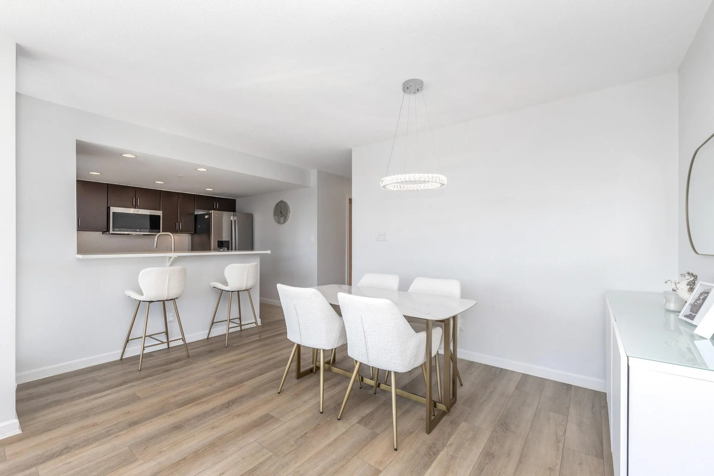 1303 295 Guildford Way