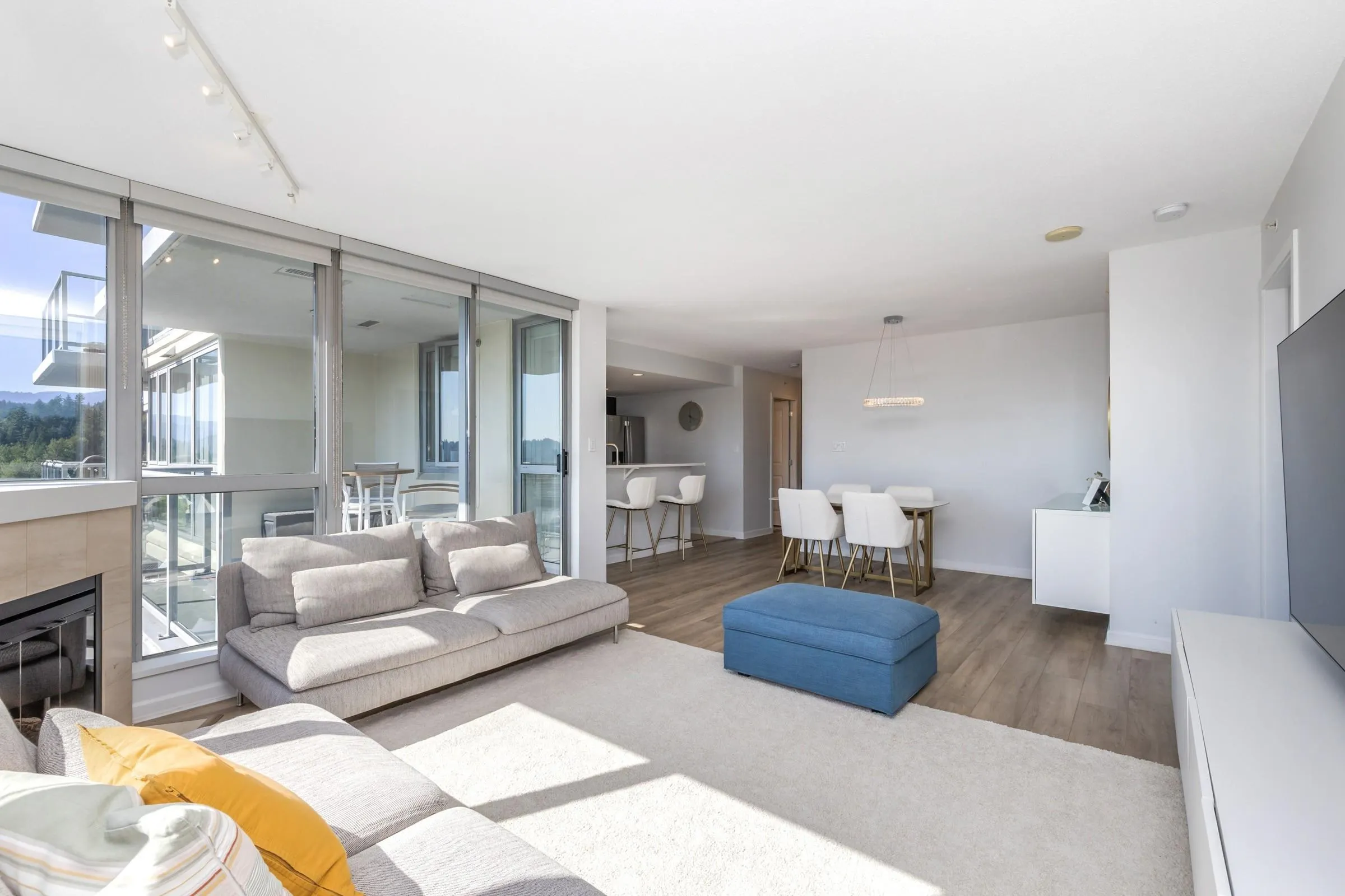 1303 295 Guildford Way