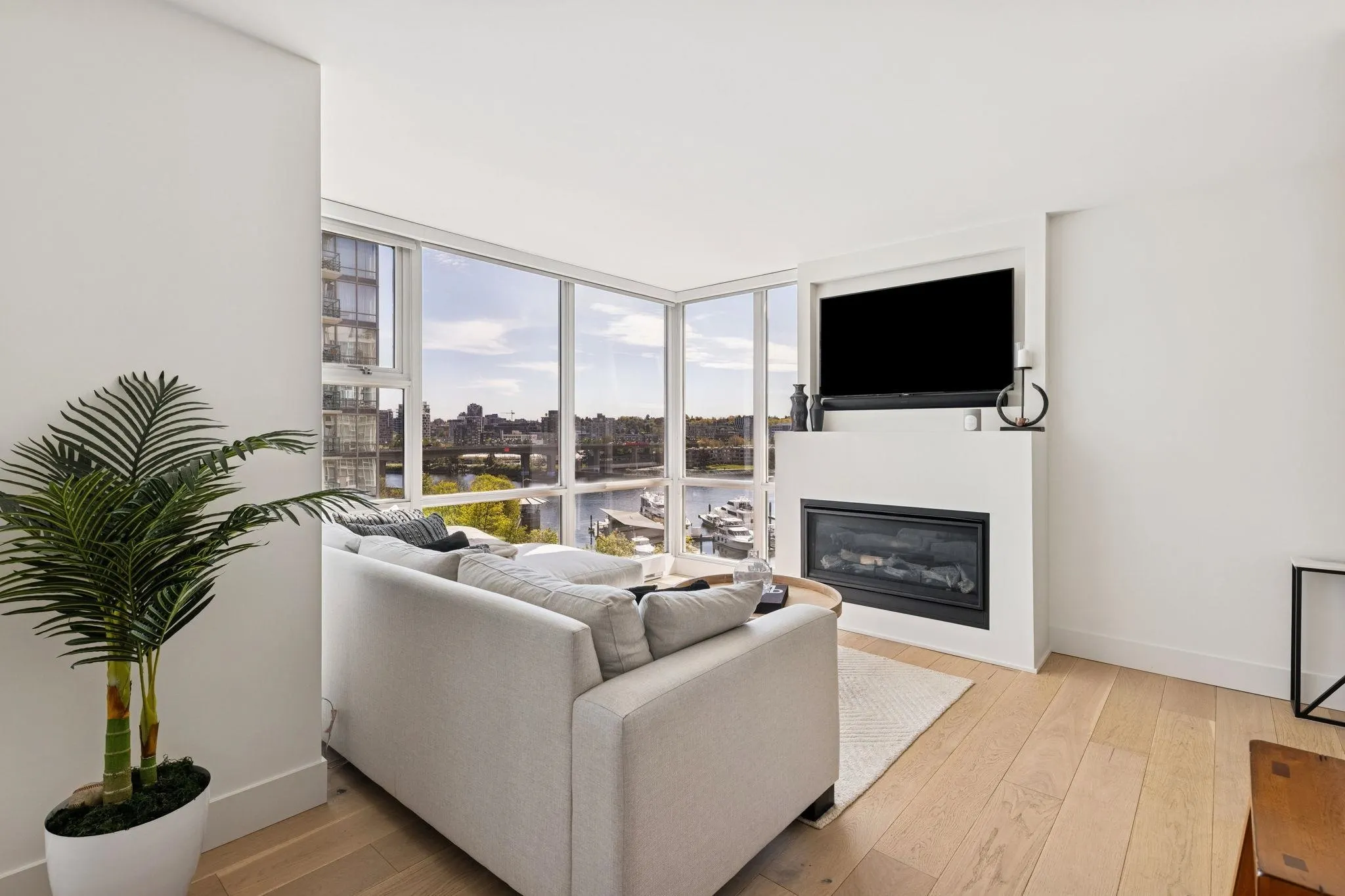 801 1077 Marinaside Crescent