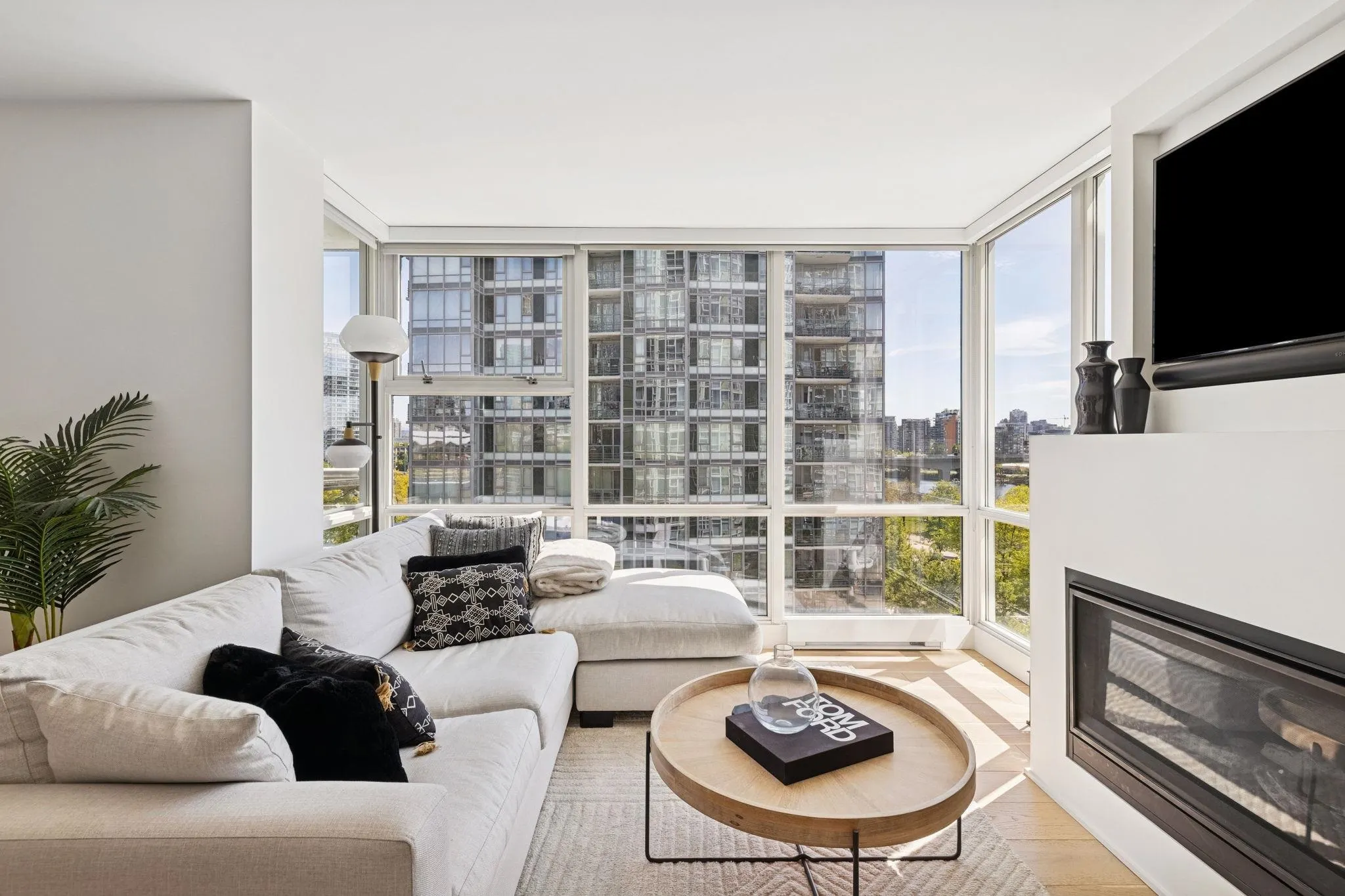 801 1077 Marinaside Crescent