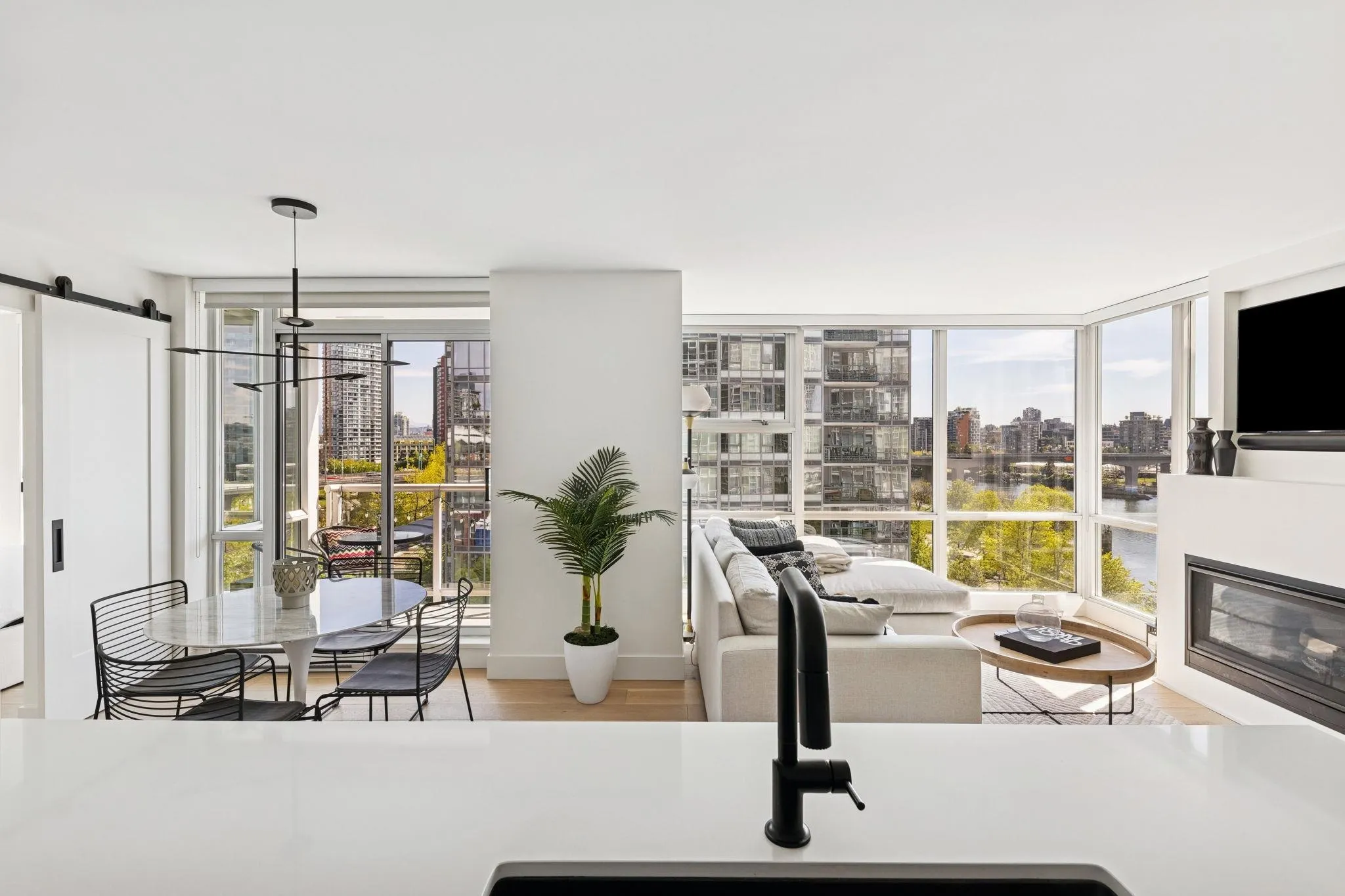 801 1077 Marinaside Crescent