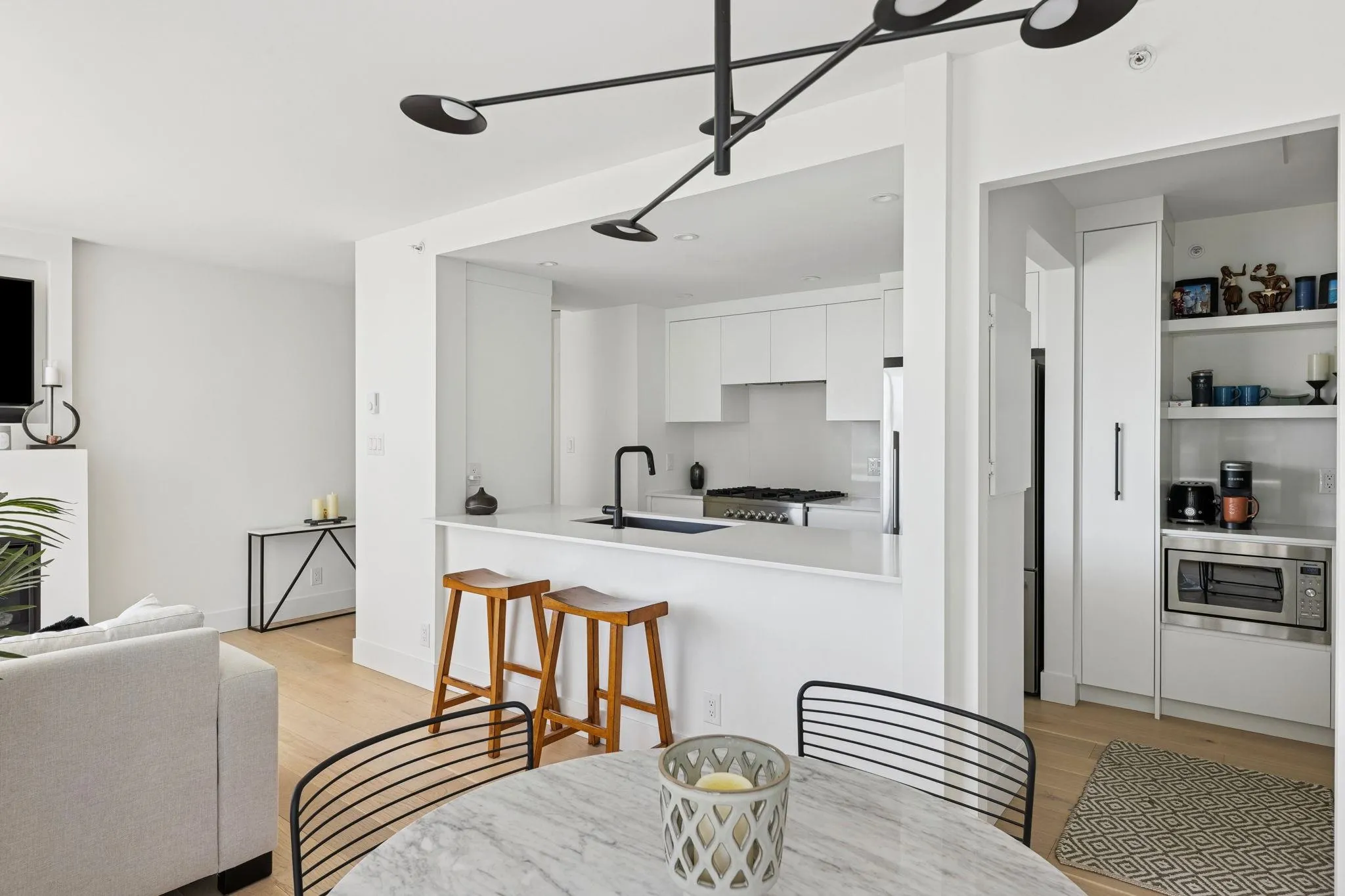 801 1077 Marinaside Crescent