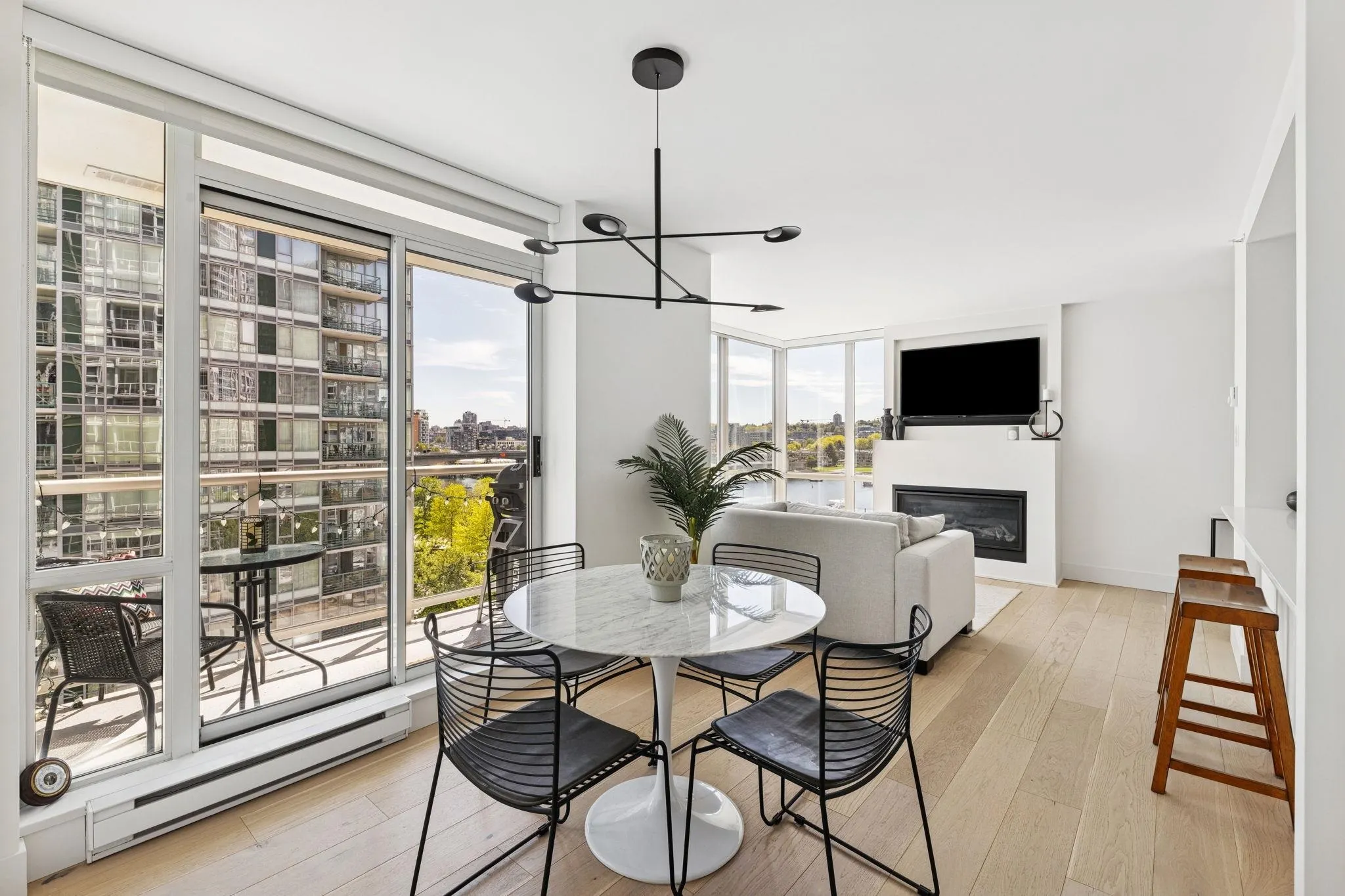 801 1077 Marinaside Crescent