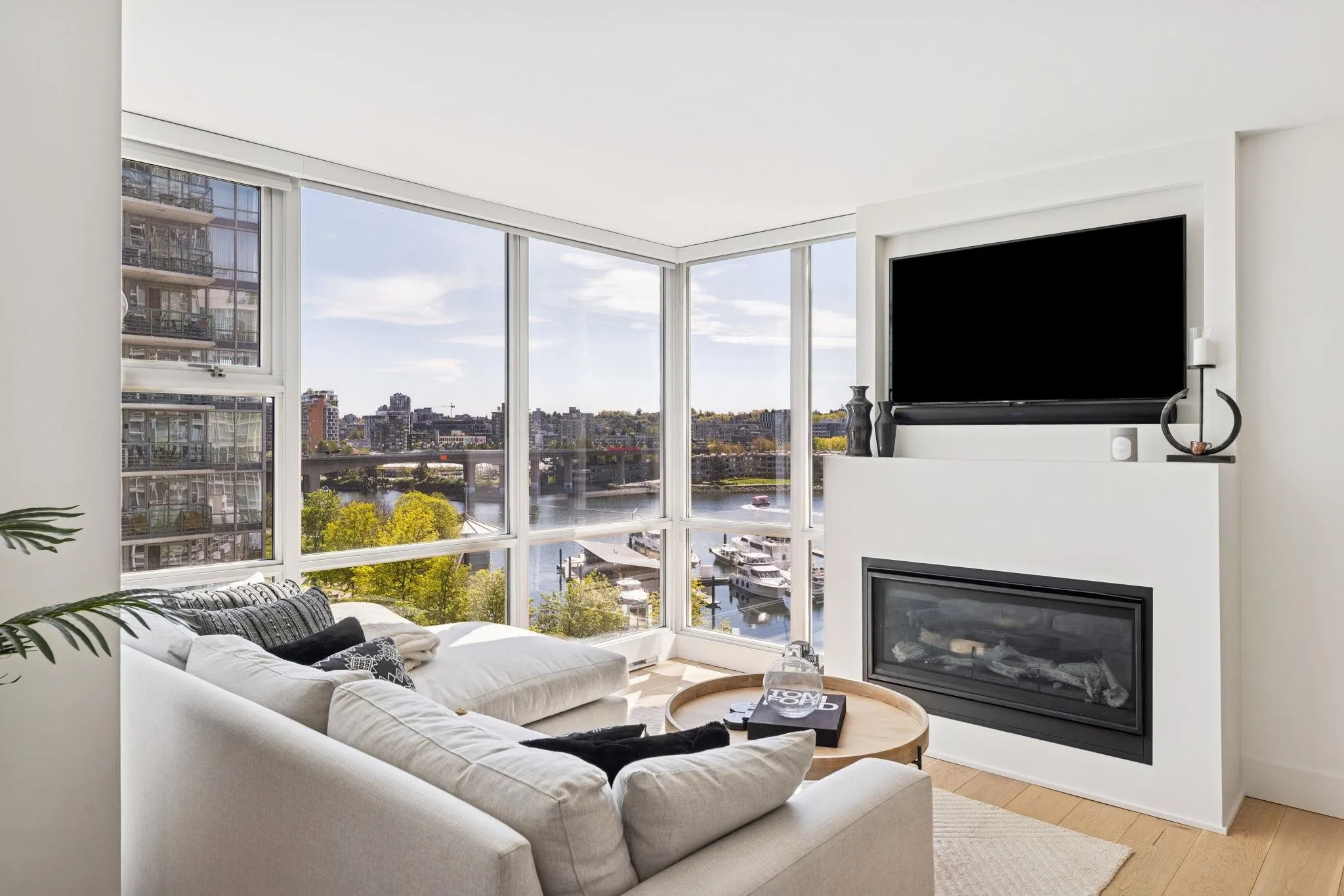801 1077 Marinaside Crescent