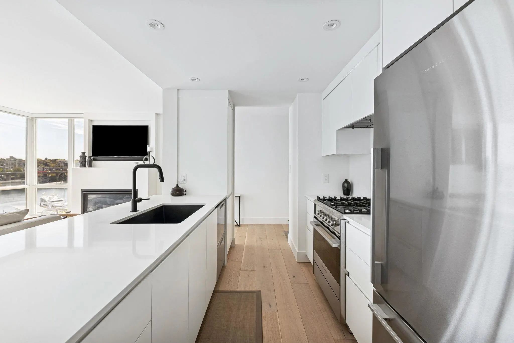 801 1077 Marinaside Crescent