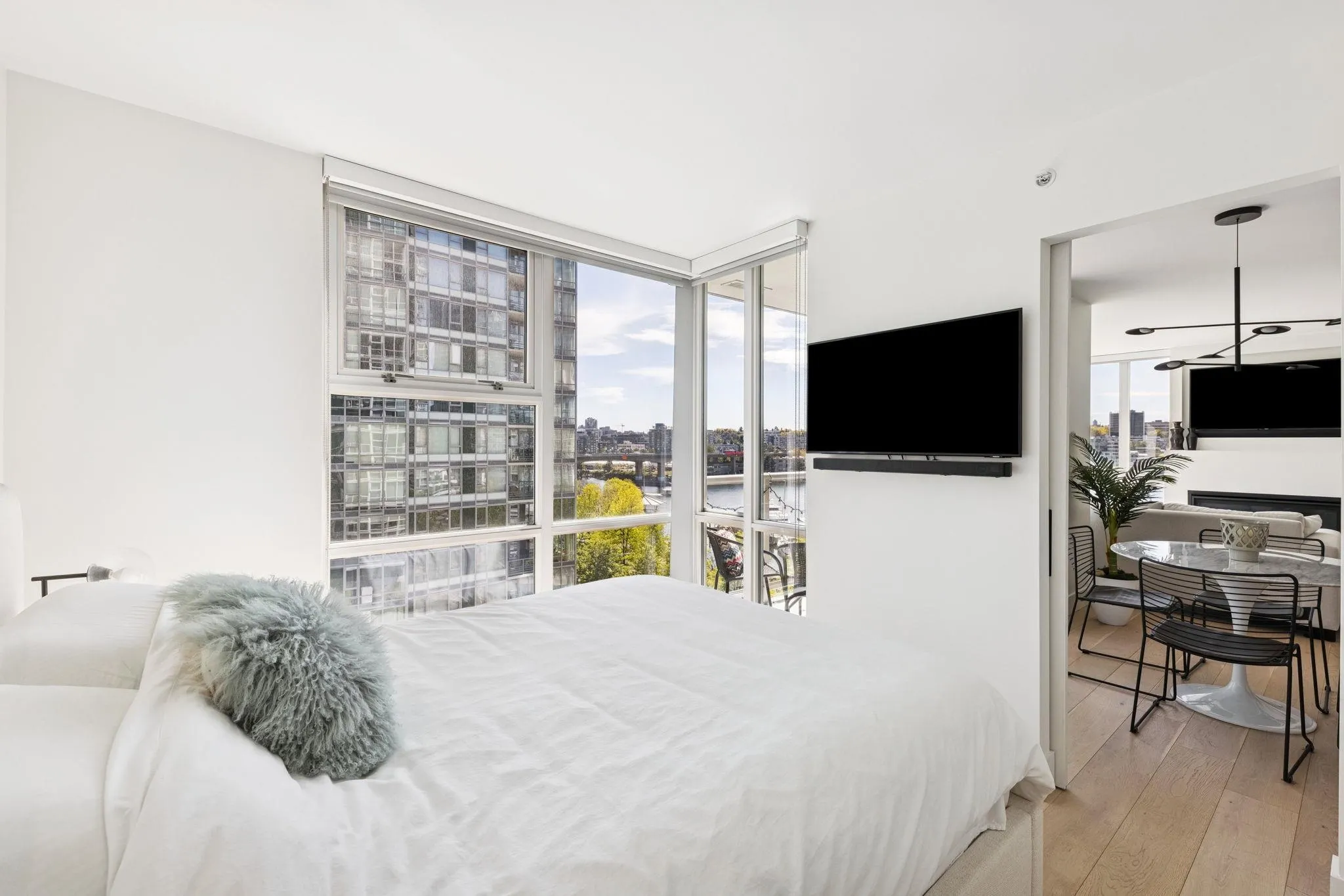 801 1077 Marinaside Crescent