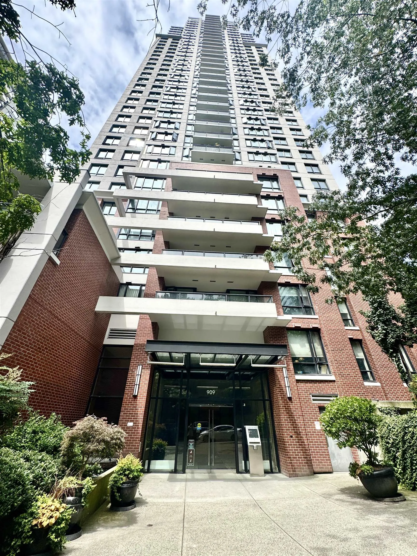 1404 909 Mainland Street