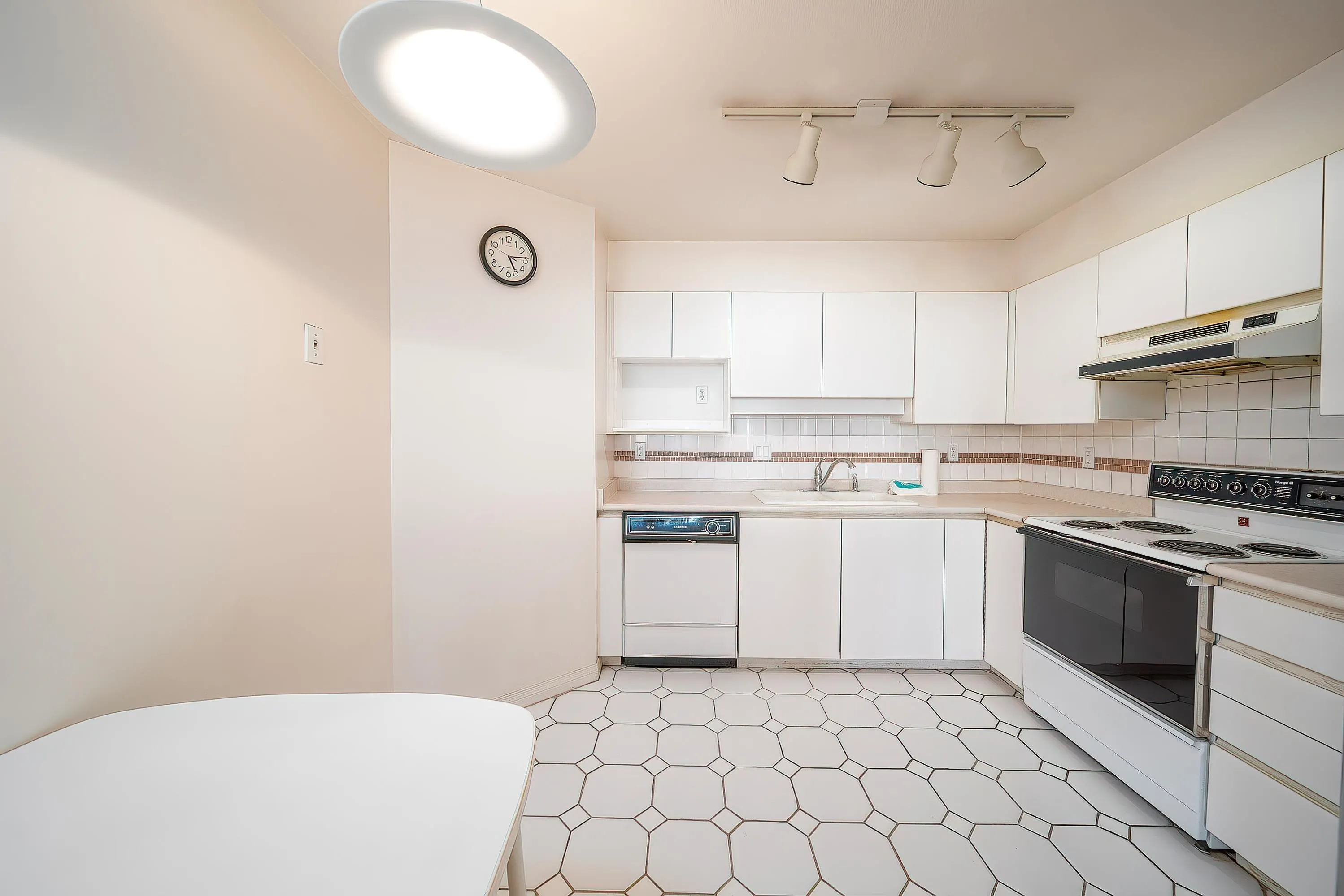 1002 1235 Quayside Drive