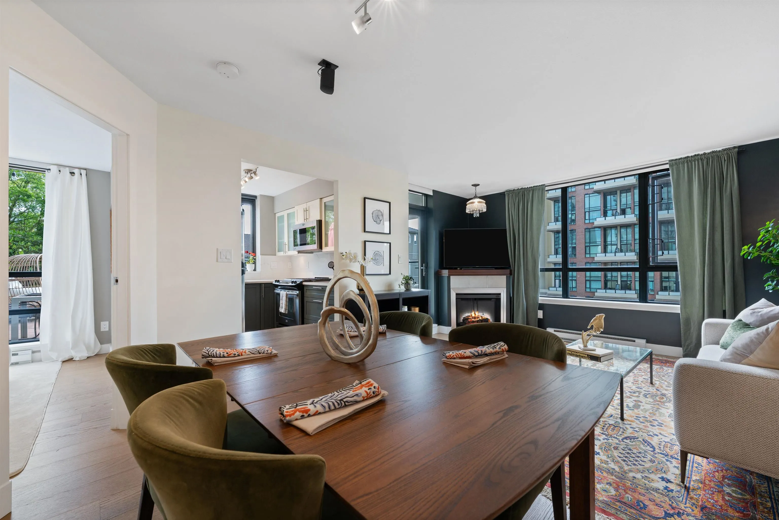 405 1 Renaissance Square