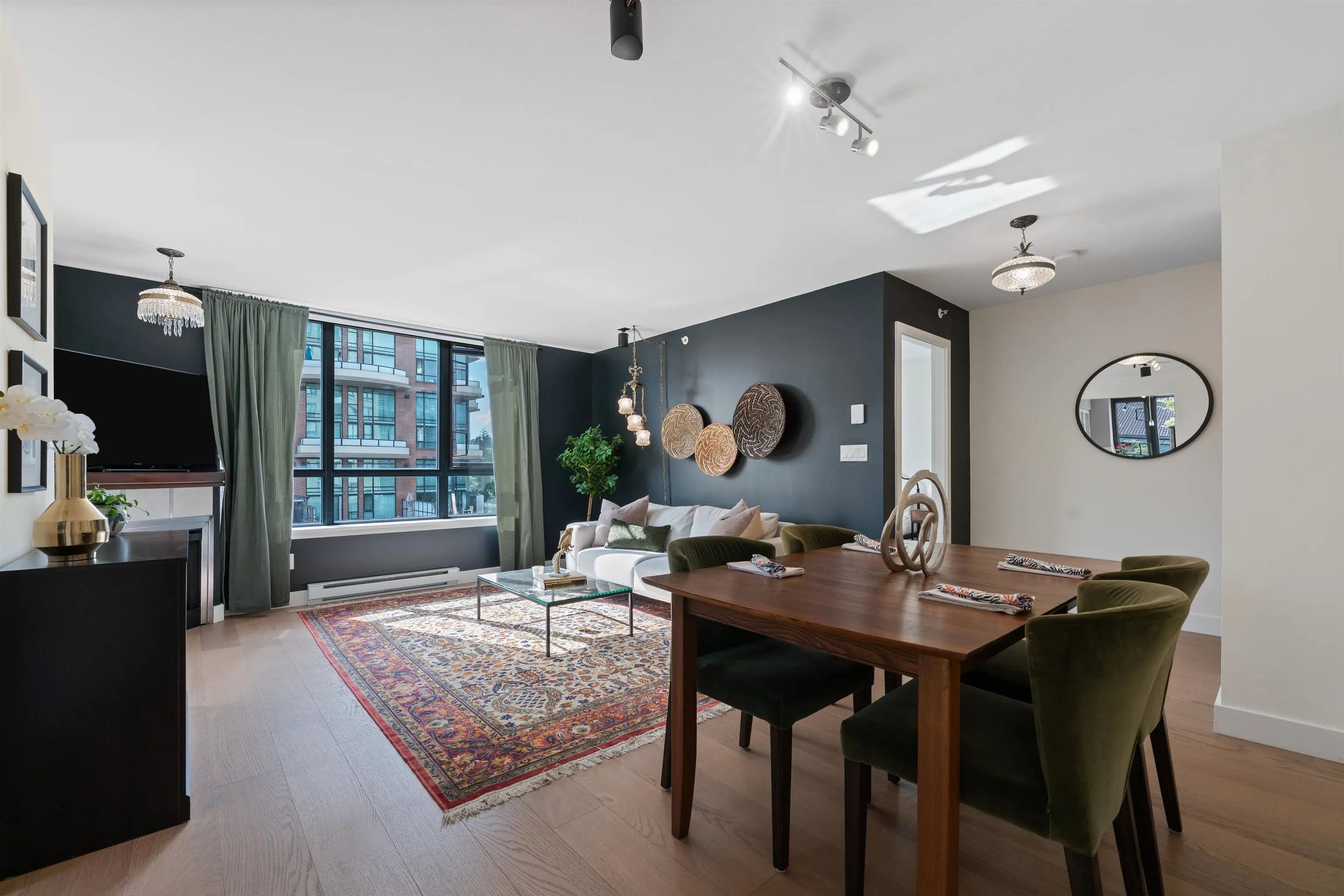 405 1 Renaissance Square