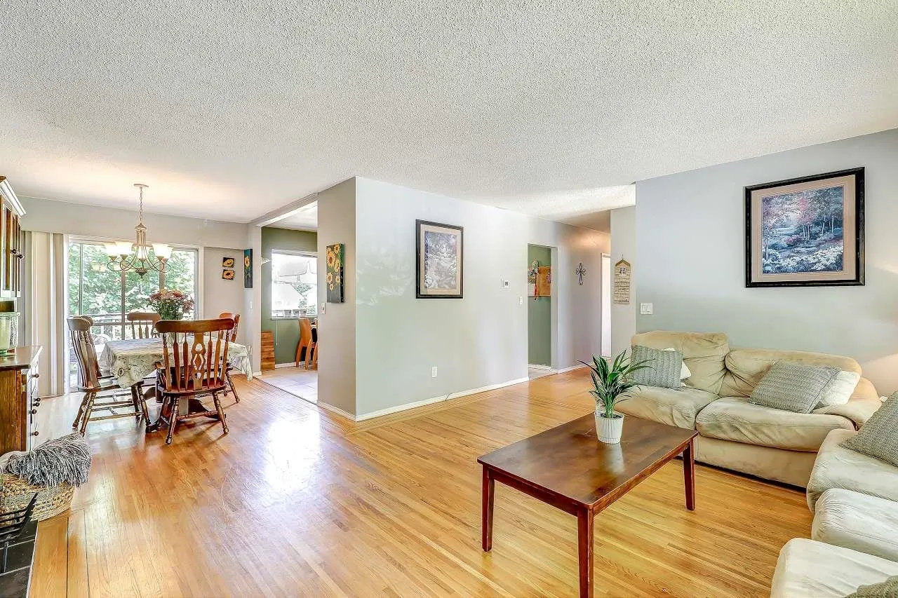11064 Swan Crescent