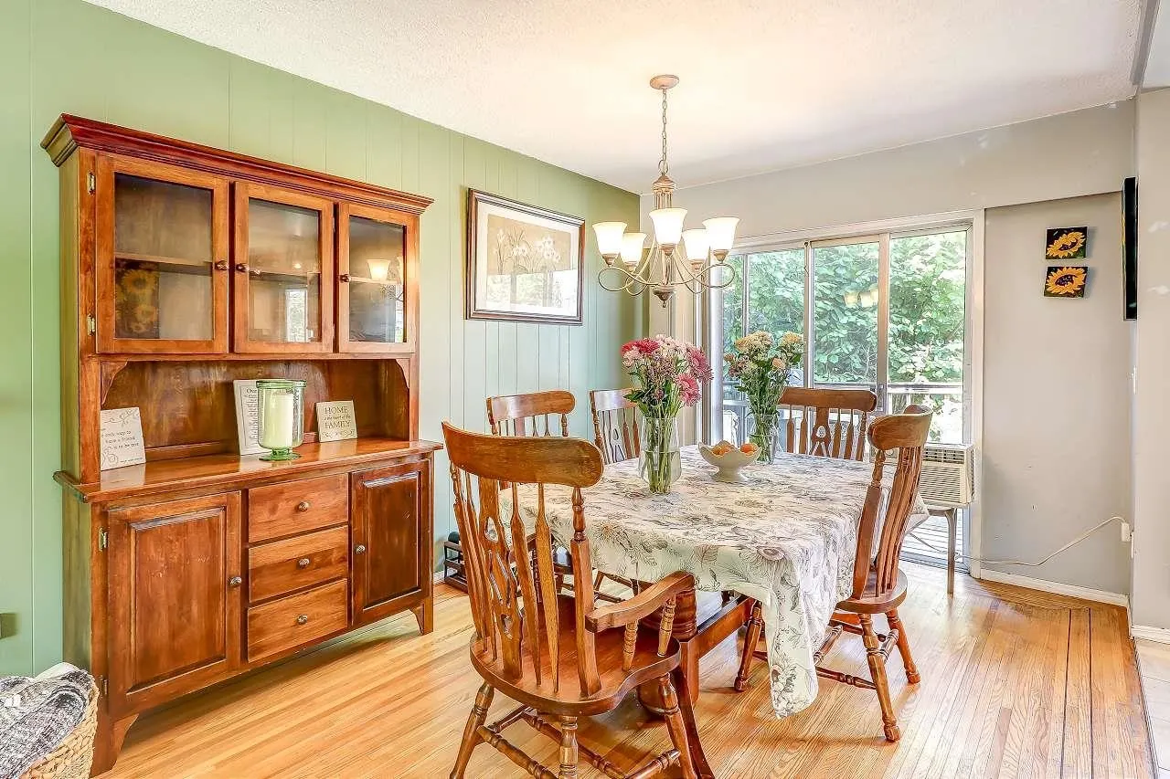 11064 Swan Crescent