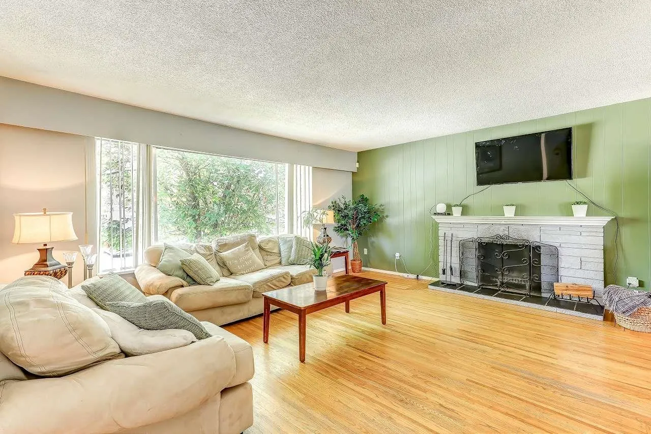11064 Swan Crescent