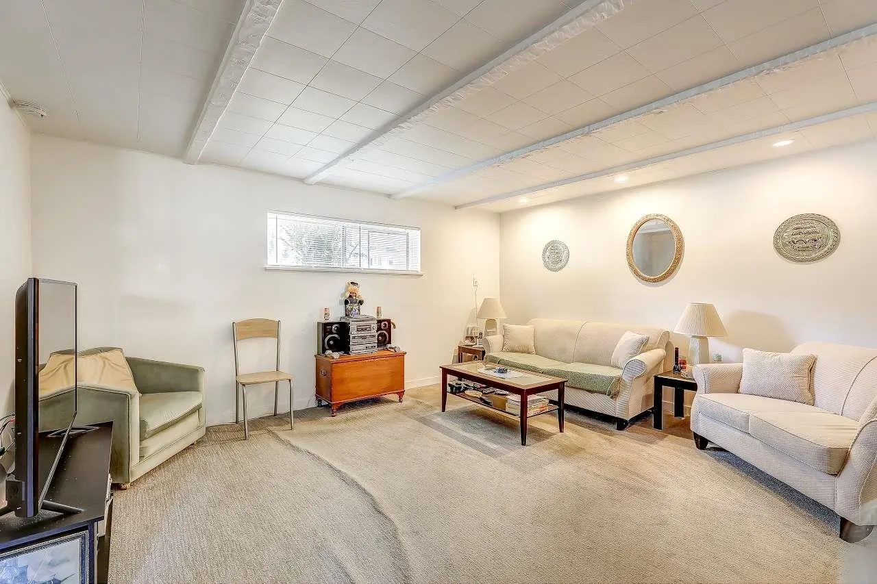 11064 Swan Crescent