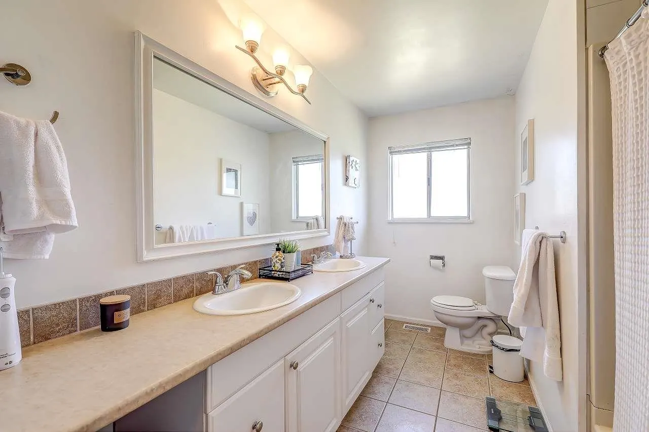11064 Swan Crescent
