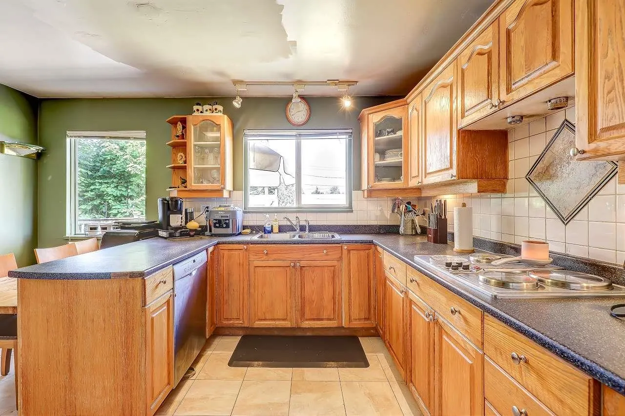 11064 Swan Crescent
