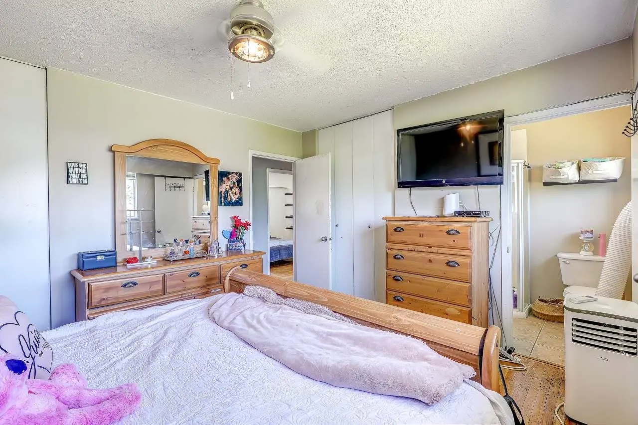 11064 Swan Crescent