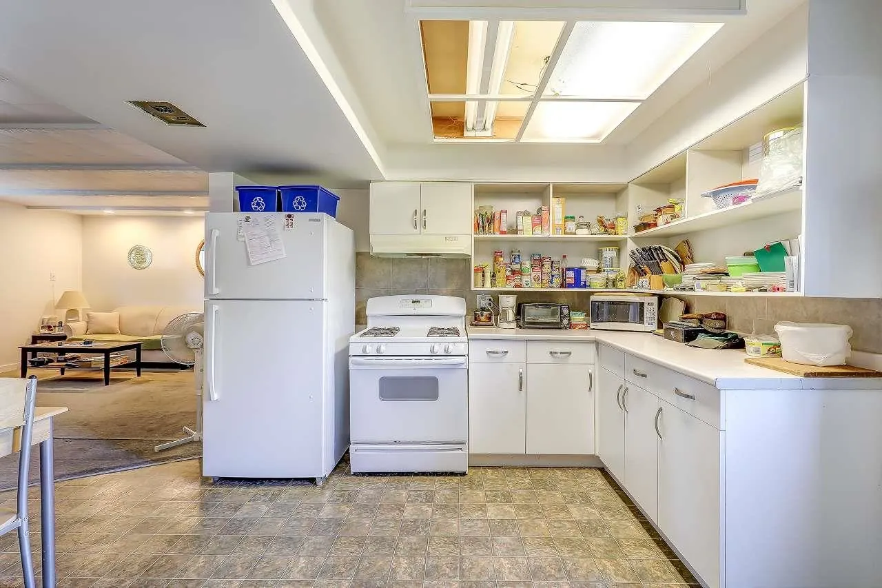 11064 Swan Crescent