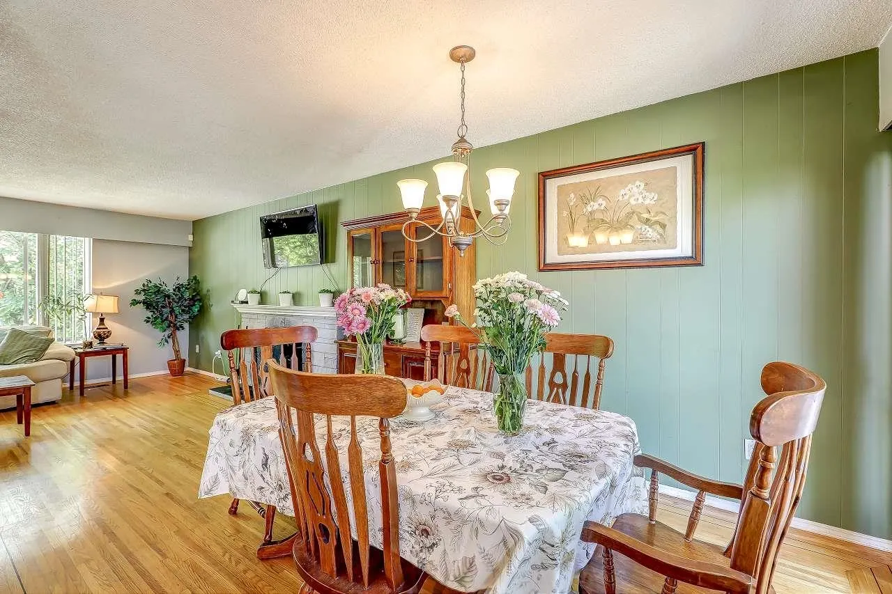 11064 Swan Crescent