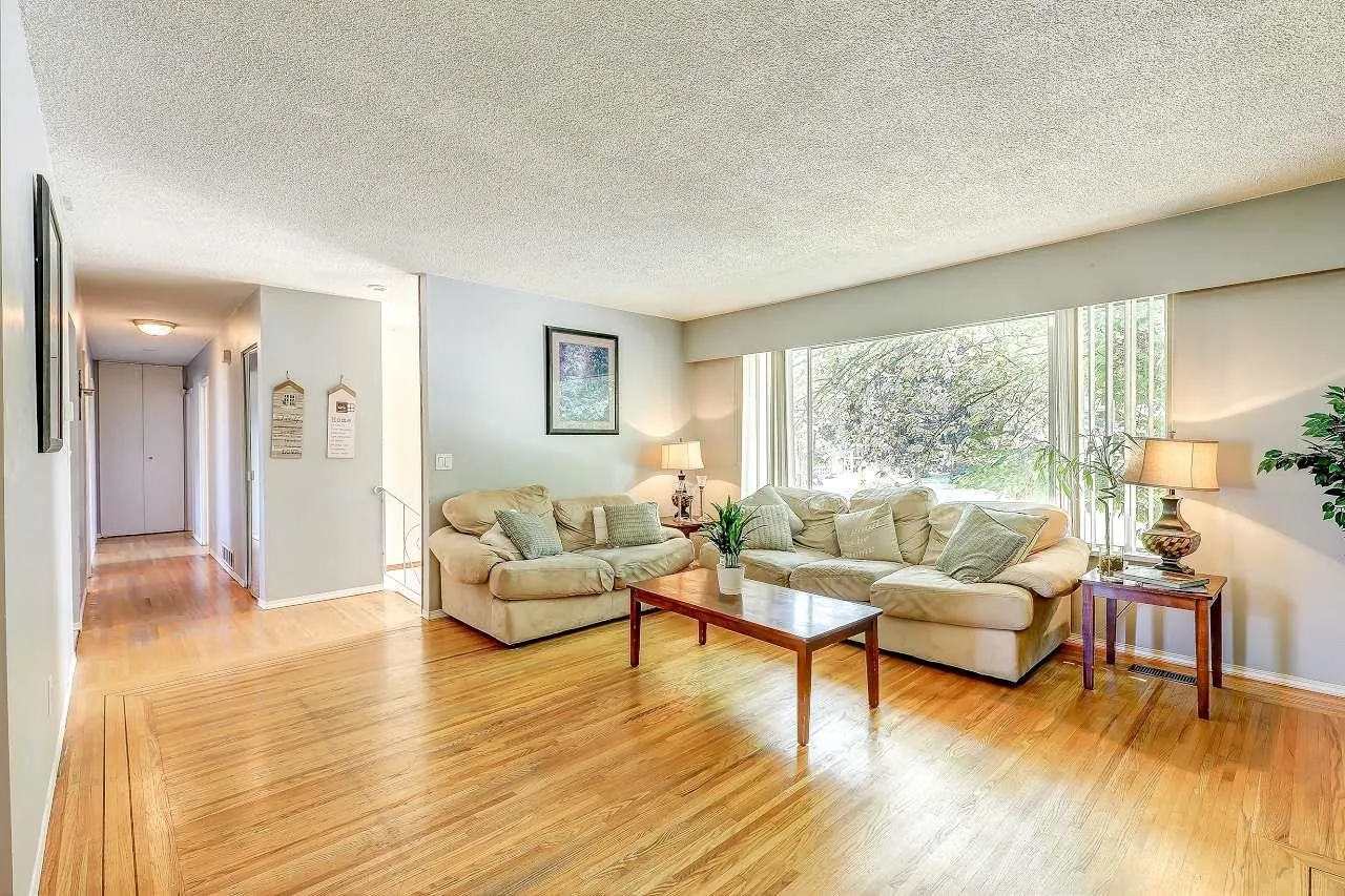 11064 Swan Crescent
