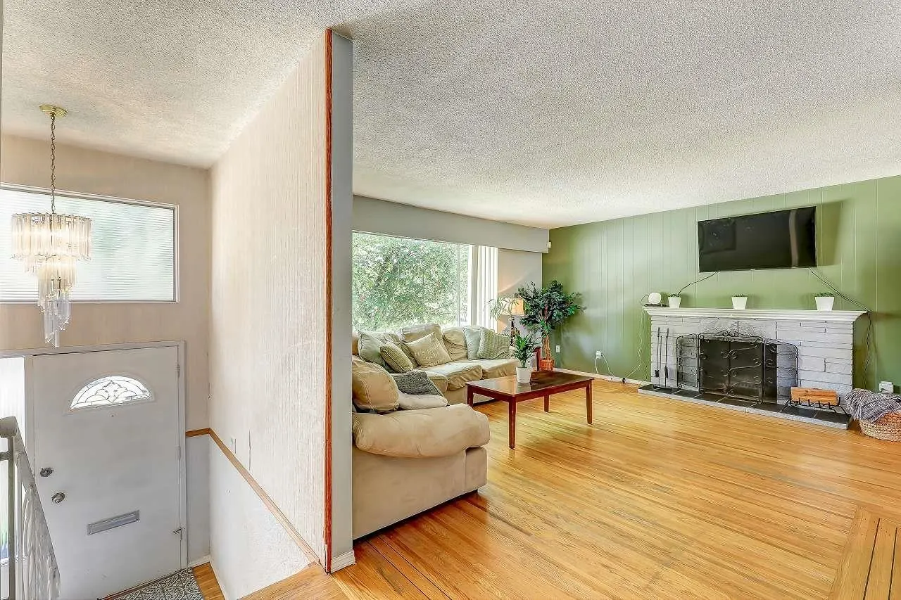 11064 Swan Crescent