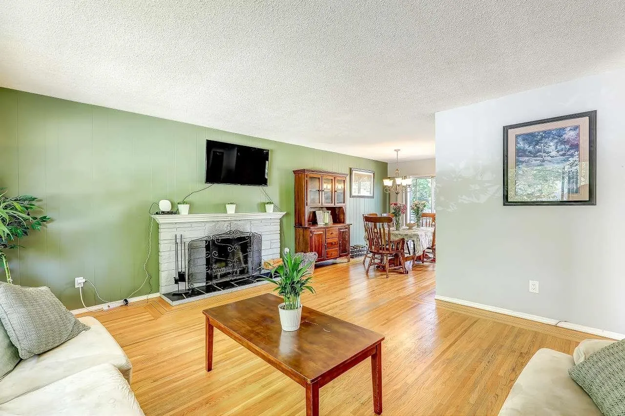 11064 Swan Crescent