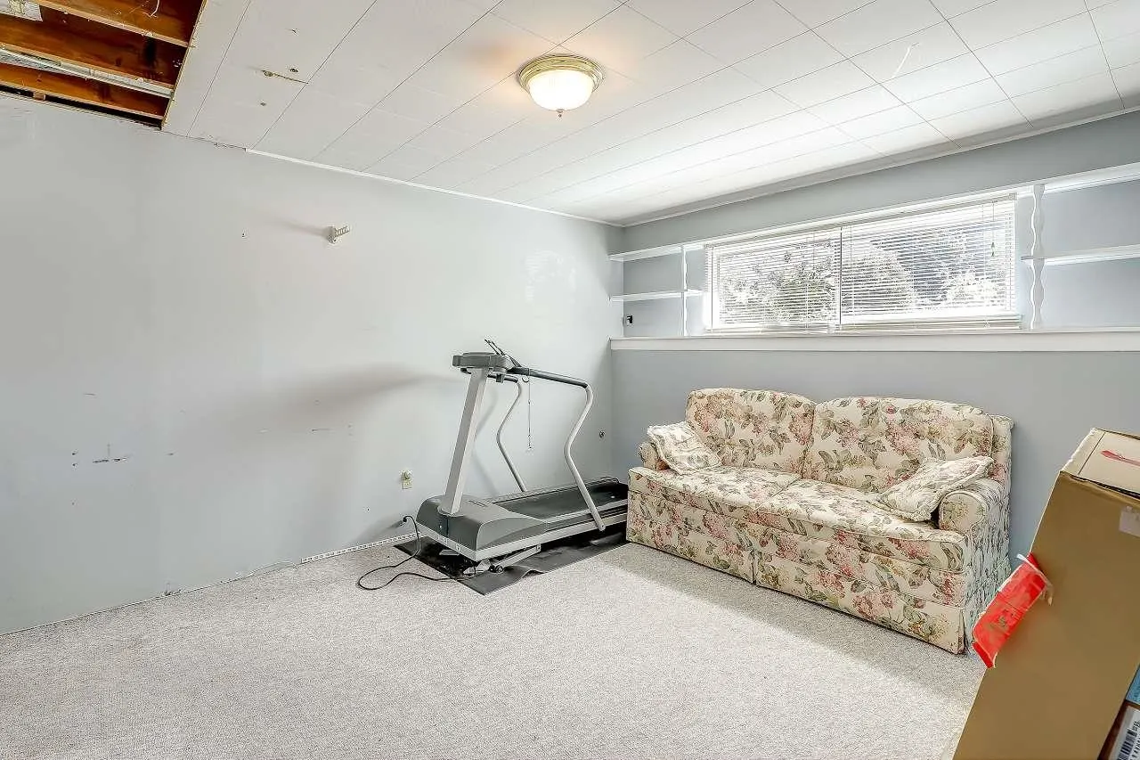 11064 Swan Crescent