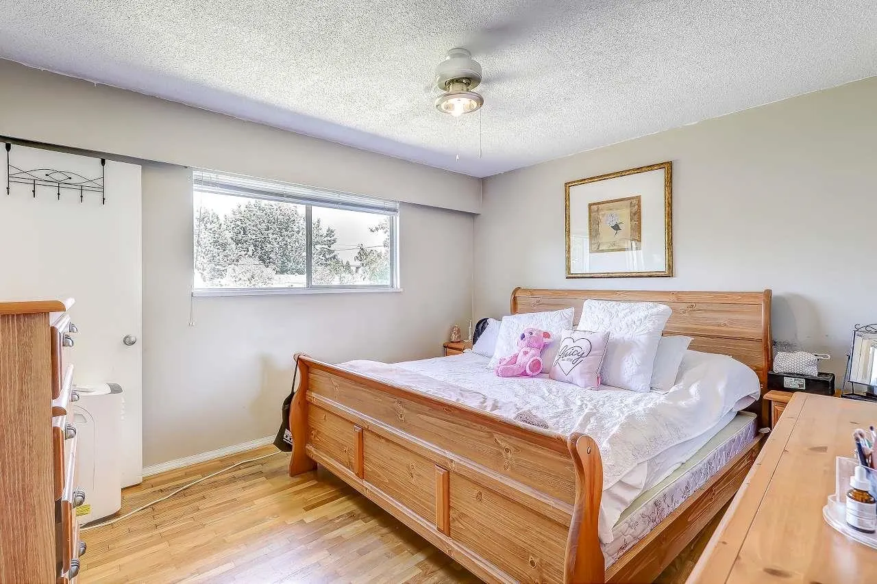 11064 Swan Crescent