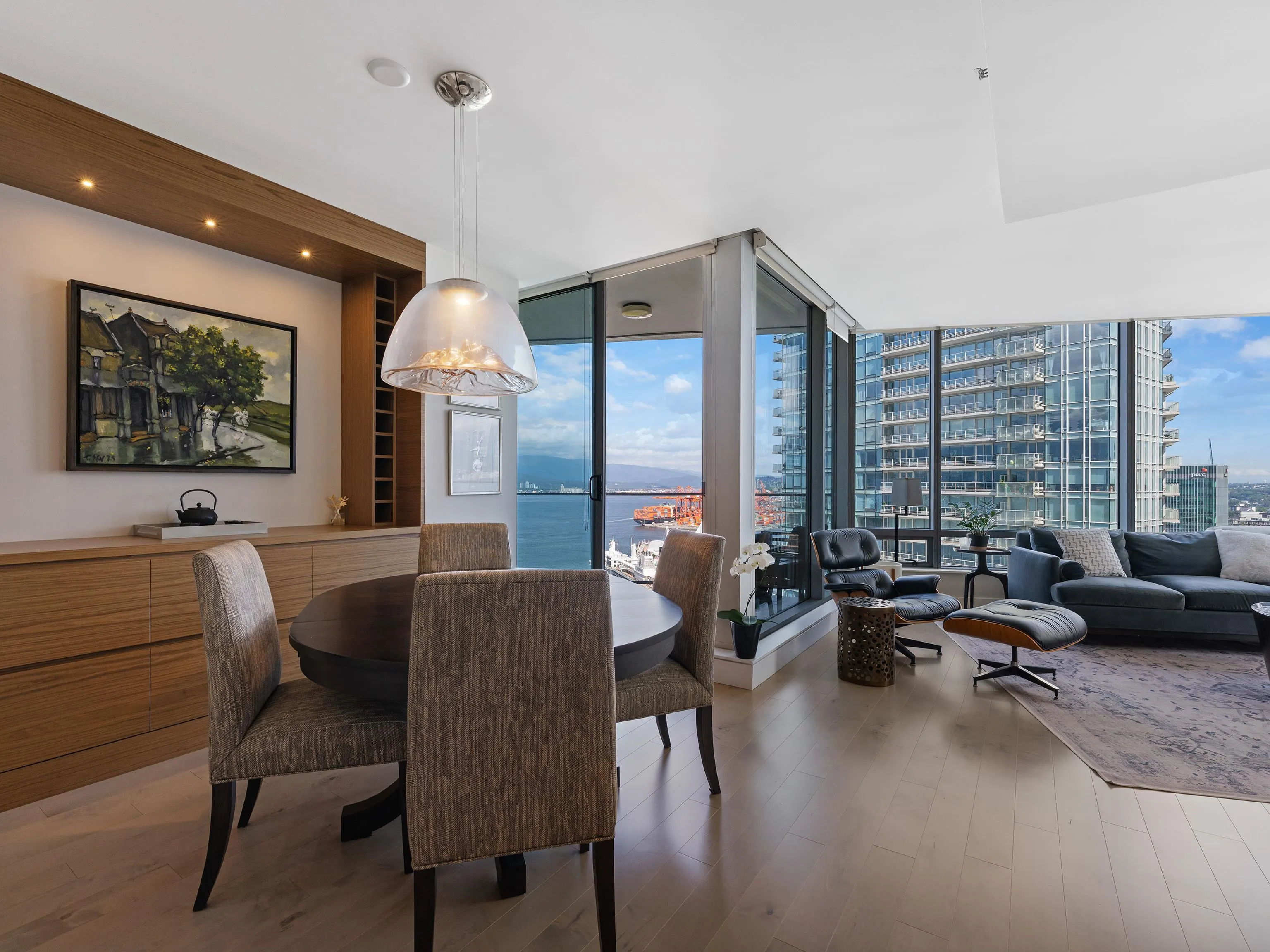 2304 1077 W Cordova Street