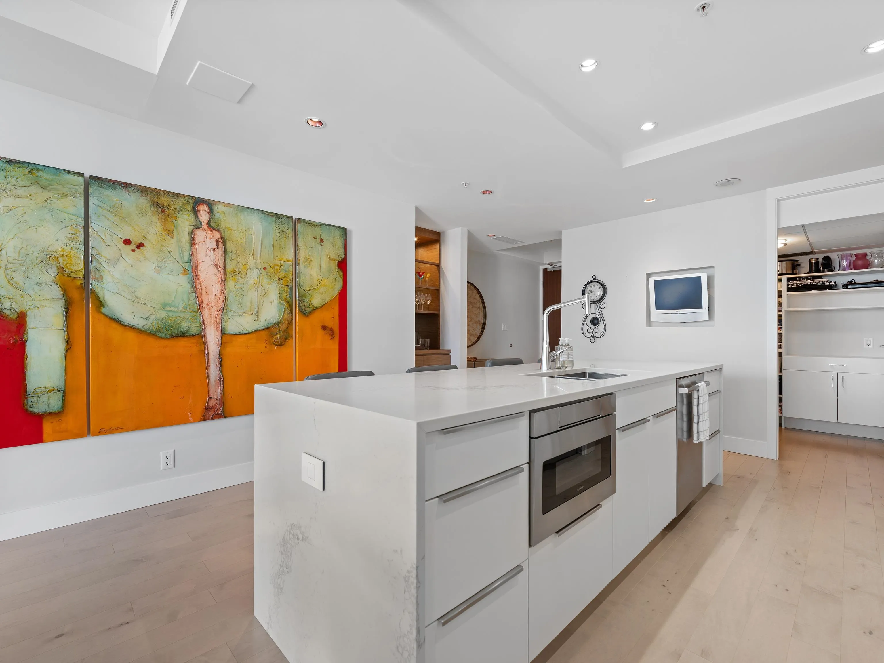 2304 1077 W Cordova Street