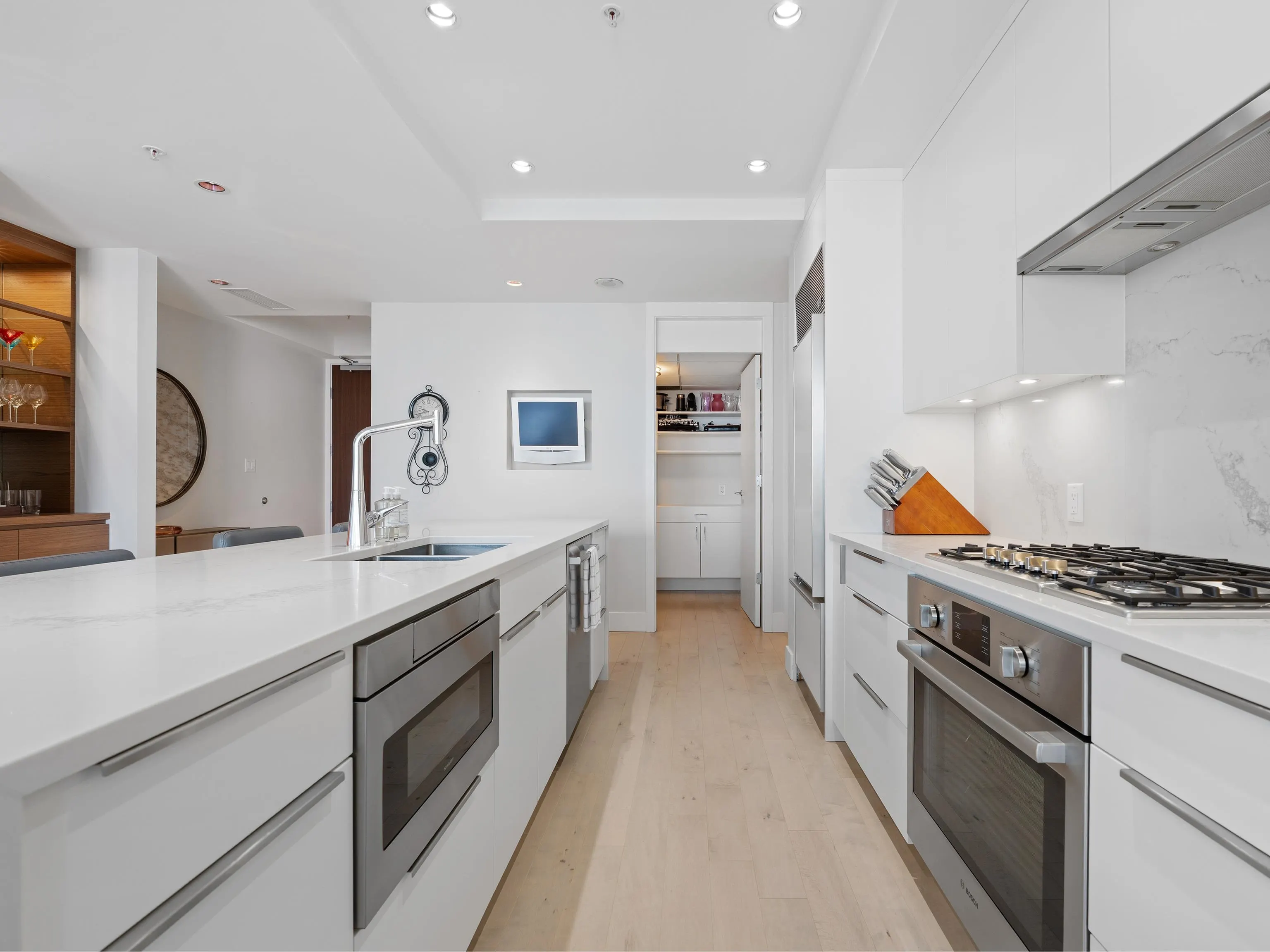 2304 1077 W Cordova Street