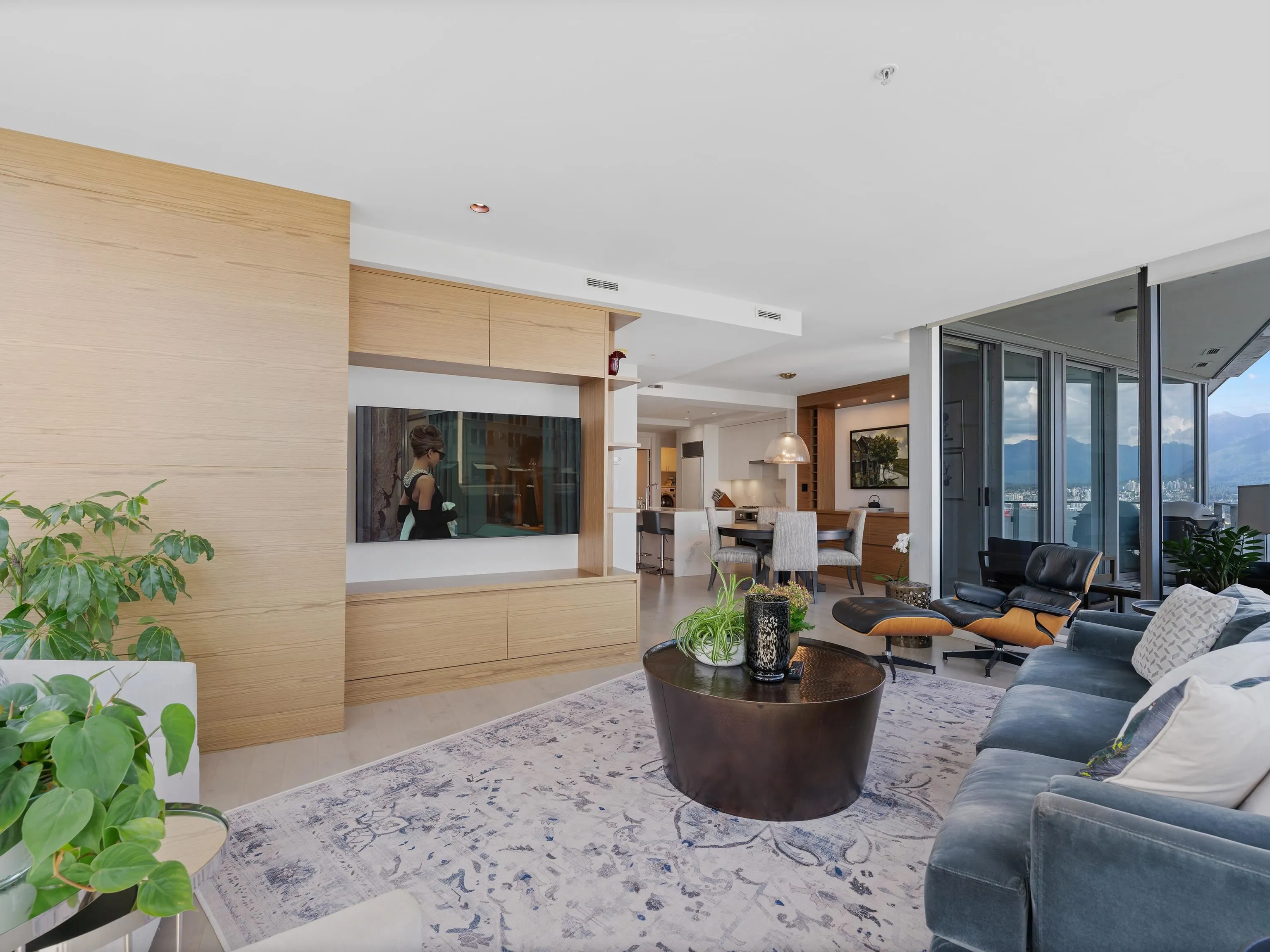 2304 1077 W Cordova Street