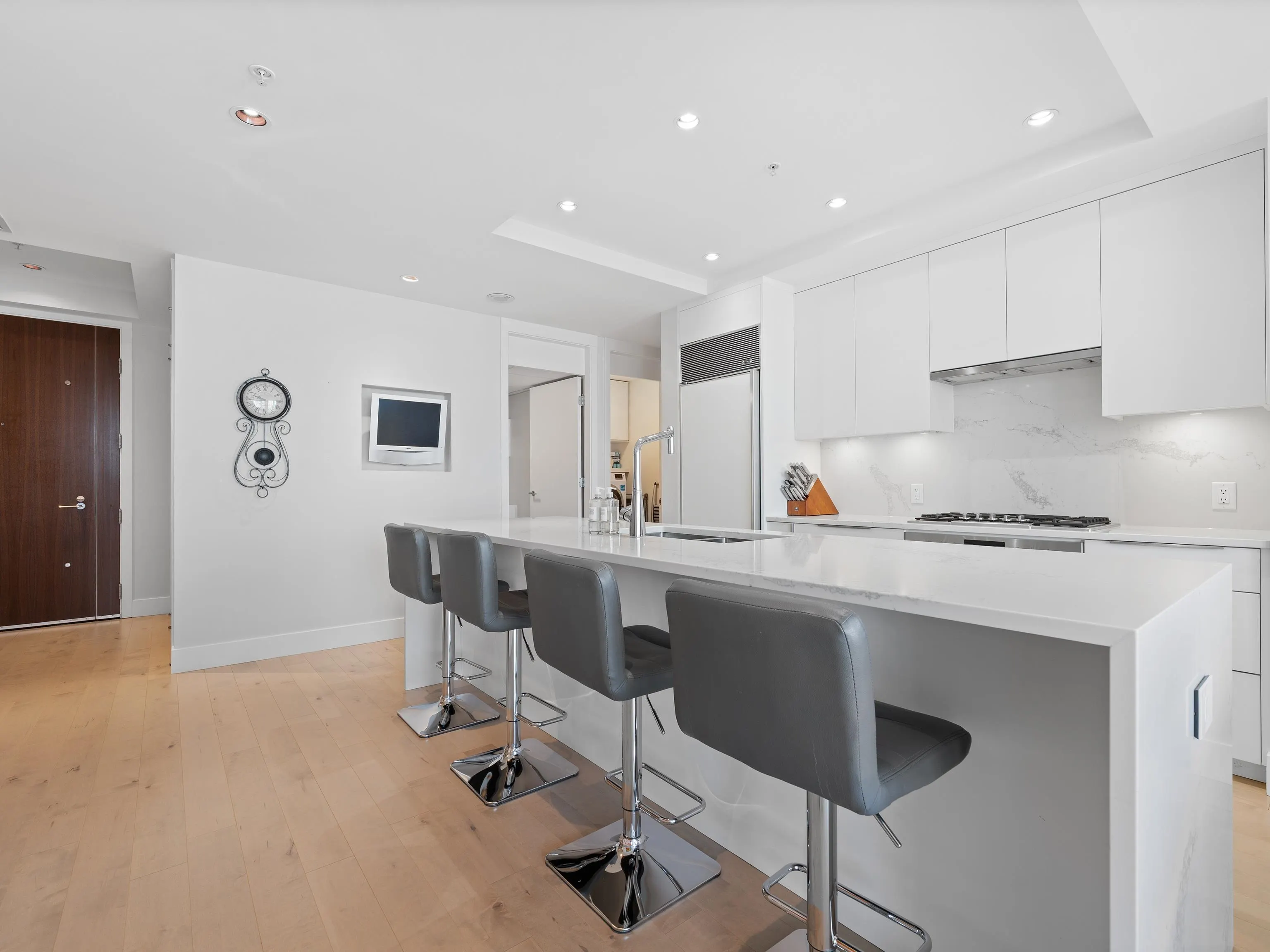 2304 1077 W Cordova Street