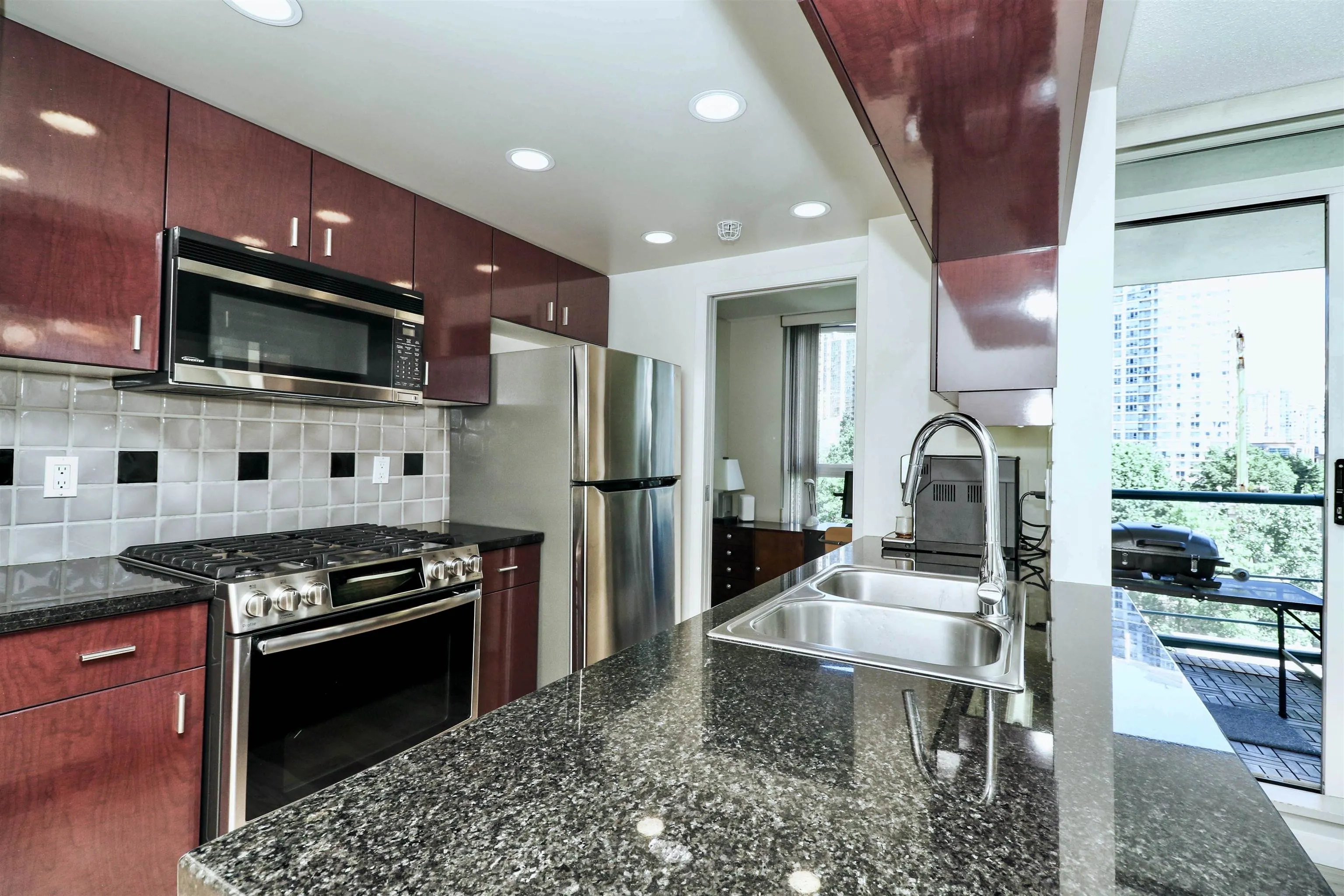 707 1067 Marinaside Crescent
