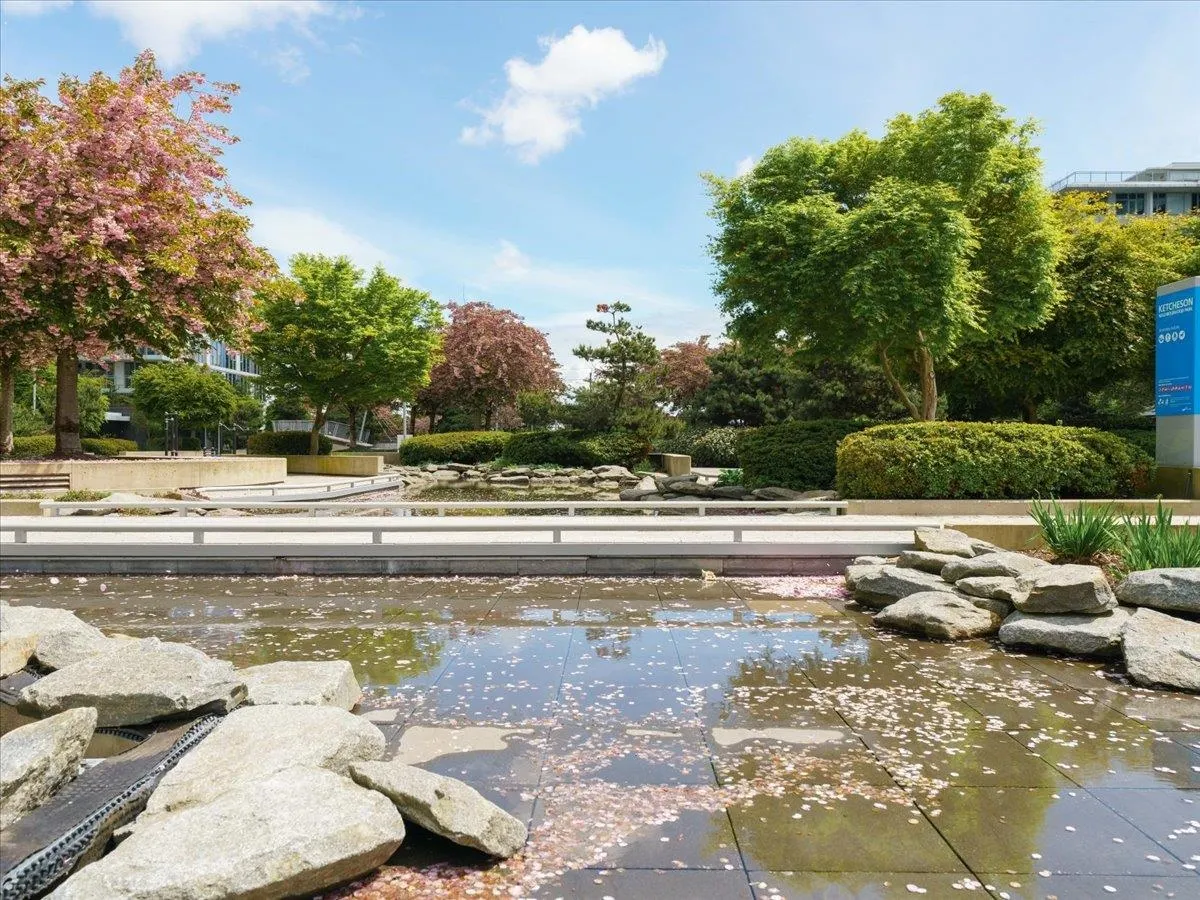 606 8833 Hazelbridge Way
