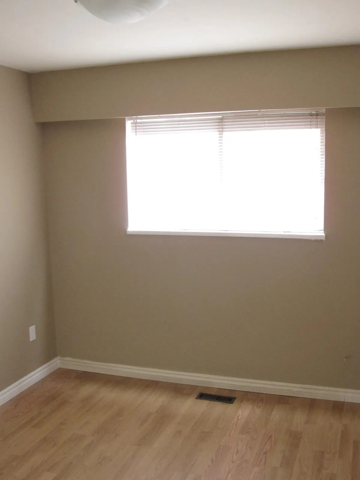 UPPER 2165 Prairie Avenue